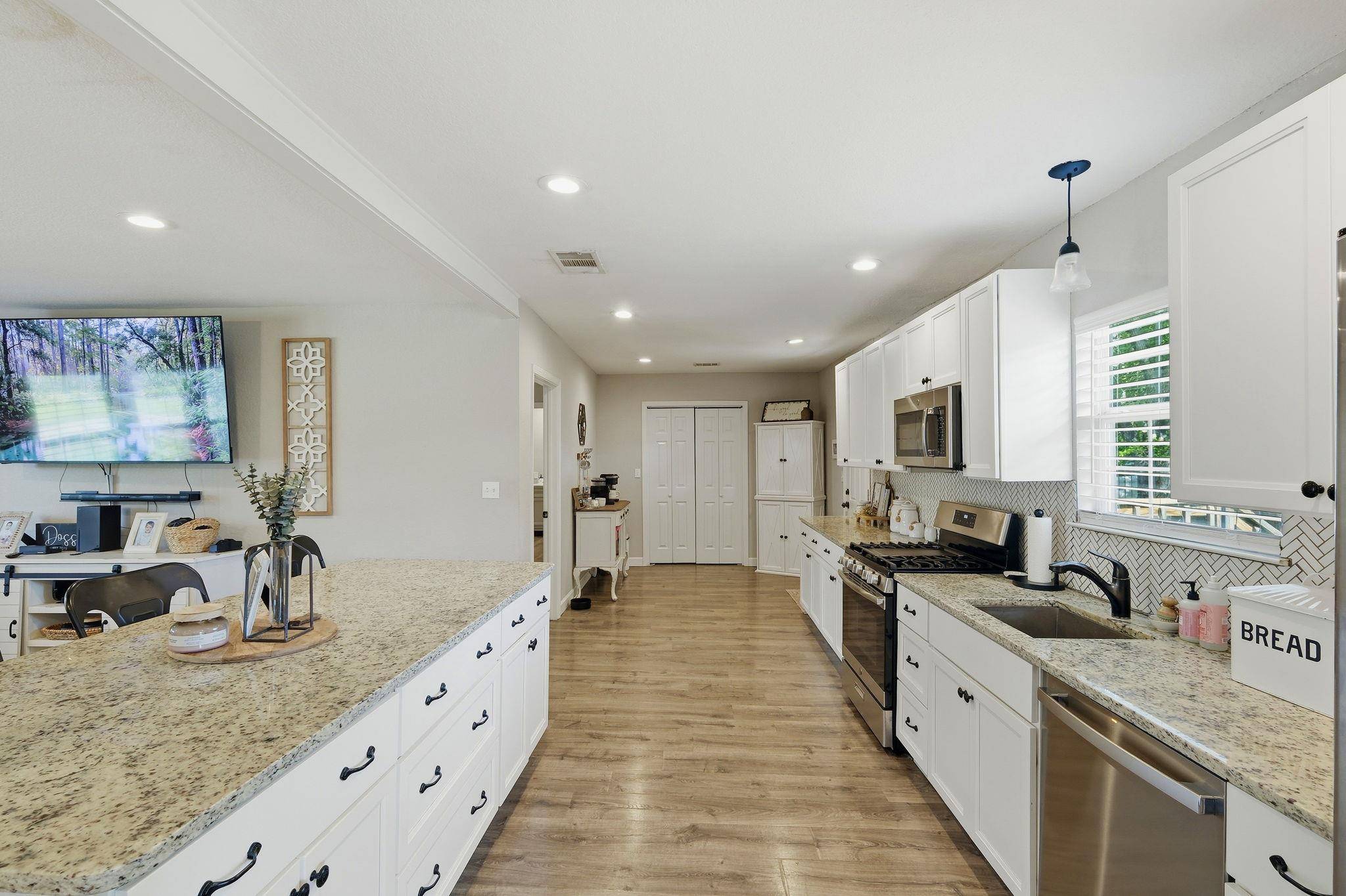 1104 W 7th ST, Taylor, TX 76574