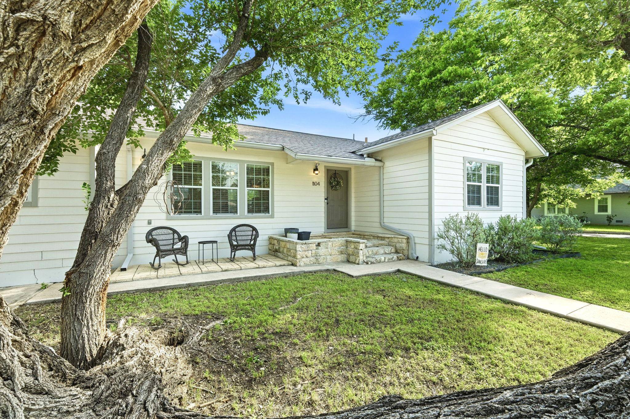 1104 W 7th ST, Taylor, TX 76574