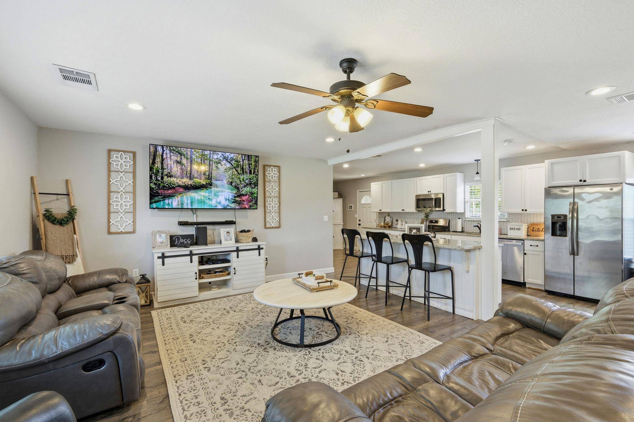 1104 W 7th ST, Taylor, TX 76574