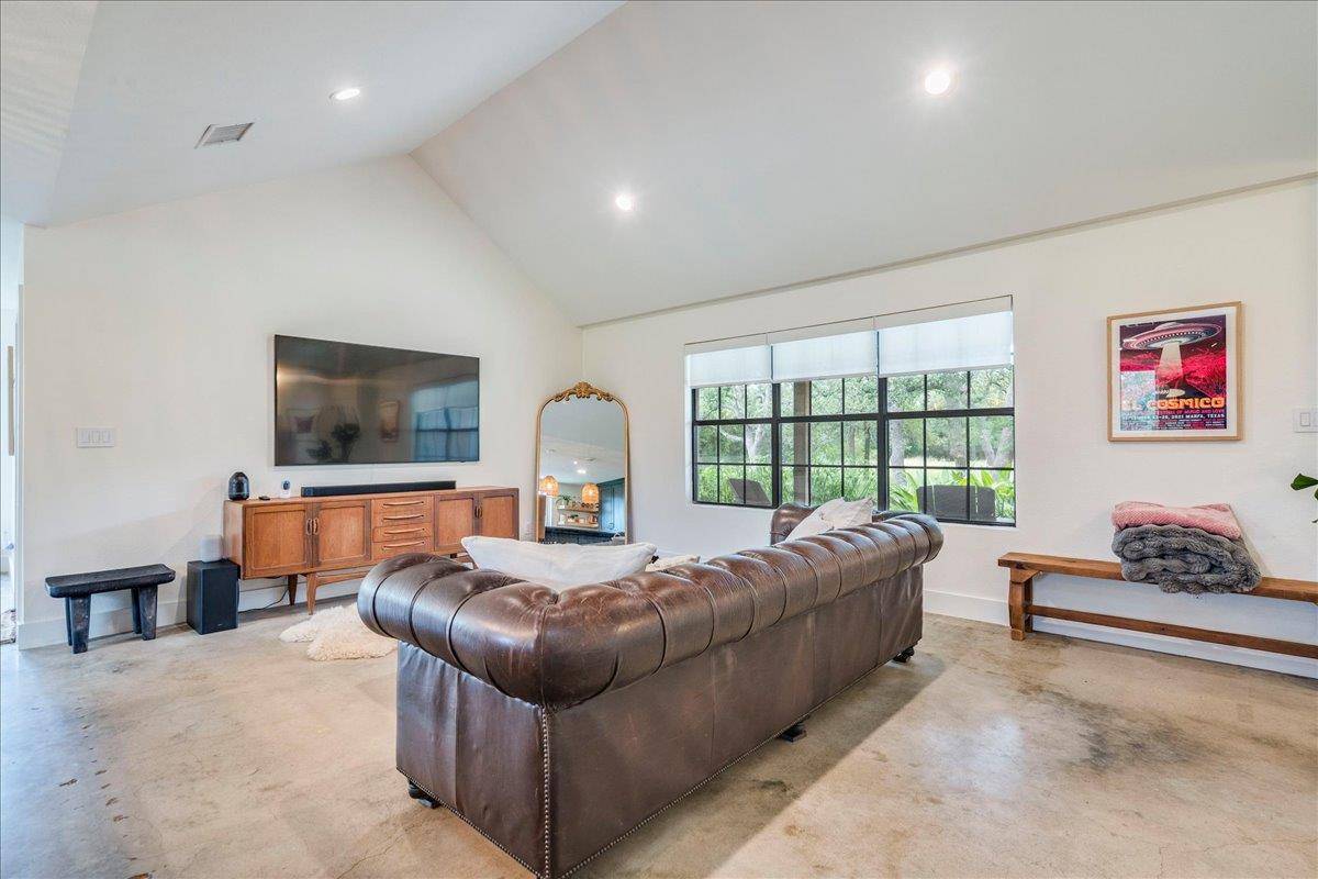 160 Shady Oaks DR, Dale, TX 78616