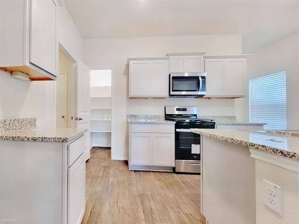 419 Sickle LOOP, Uhland, TX 78640