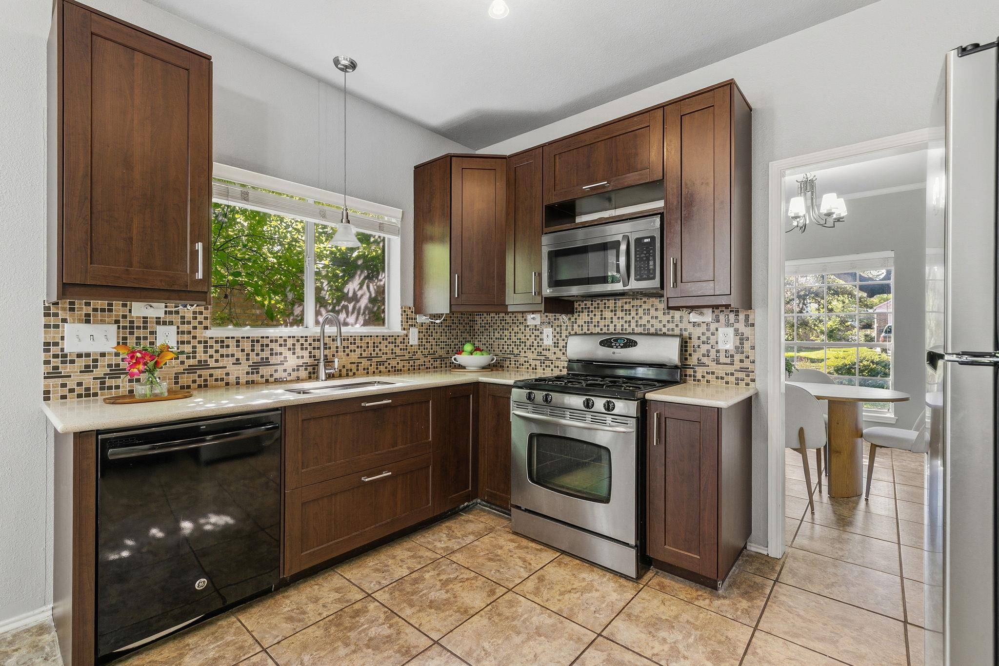 2402 Sparrow DR, Round Rock, TX 78681