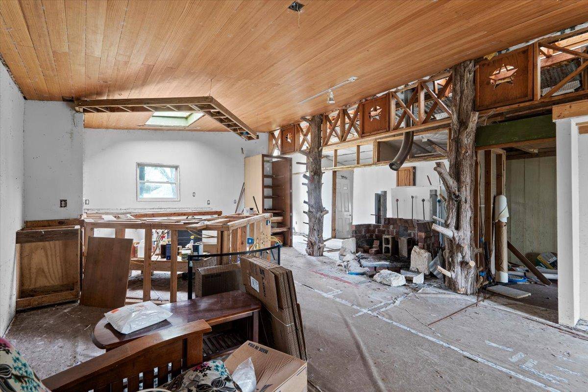 200 Desiderata DR, Smithville, TX 78957