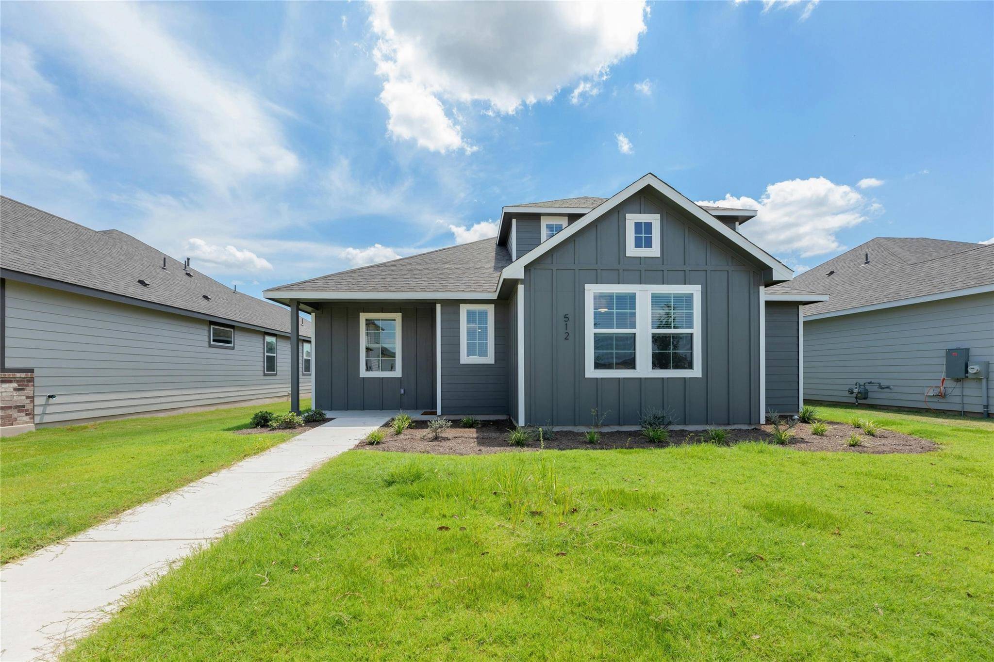 512 Clearlake DR, Hutto, TX 78634