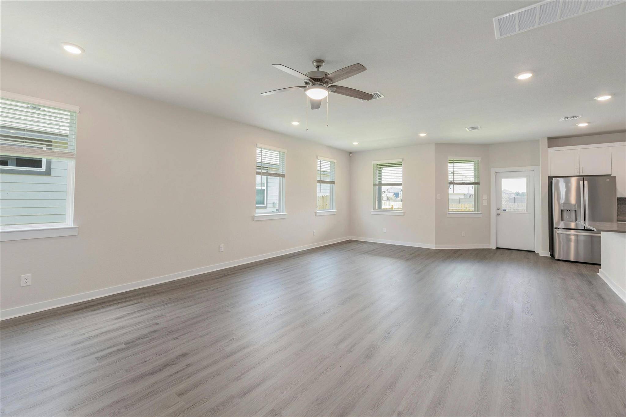 512 Clearlake DR, Hutto, TX 78634