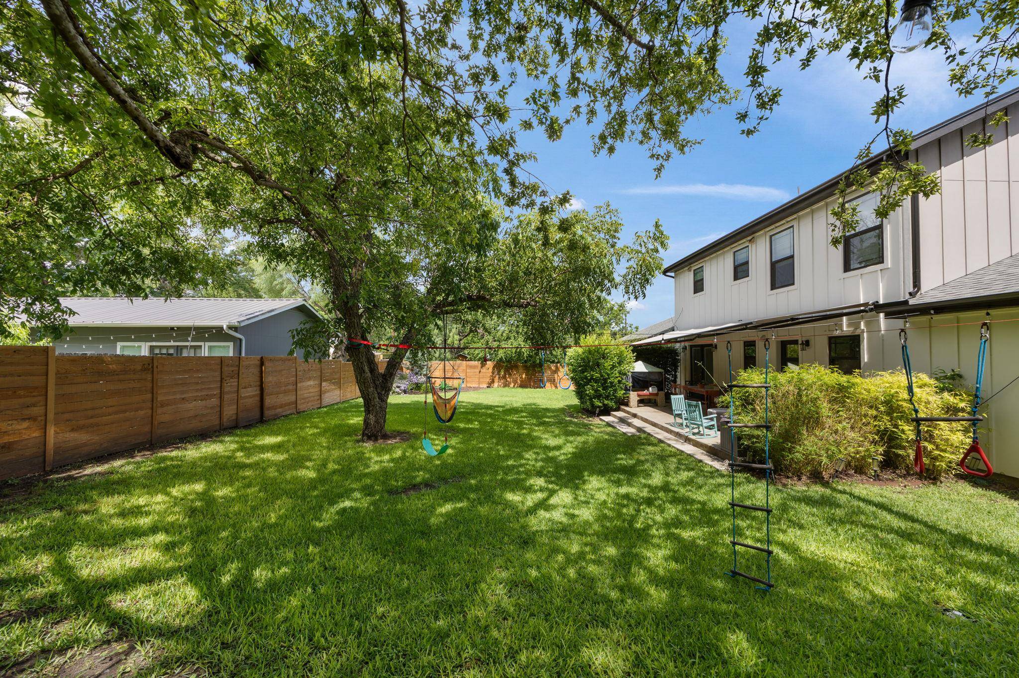 300 E Bluebonnet LN, Johnson City, TX 78636