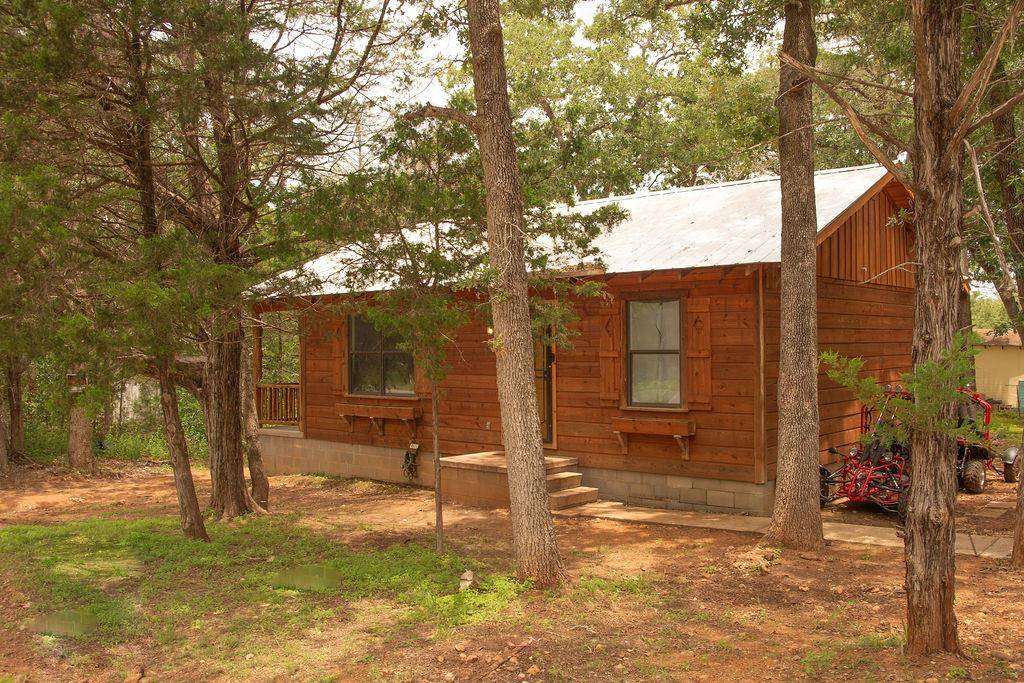 200 Arrowhead DR, Smithville, TX 78957