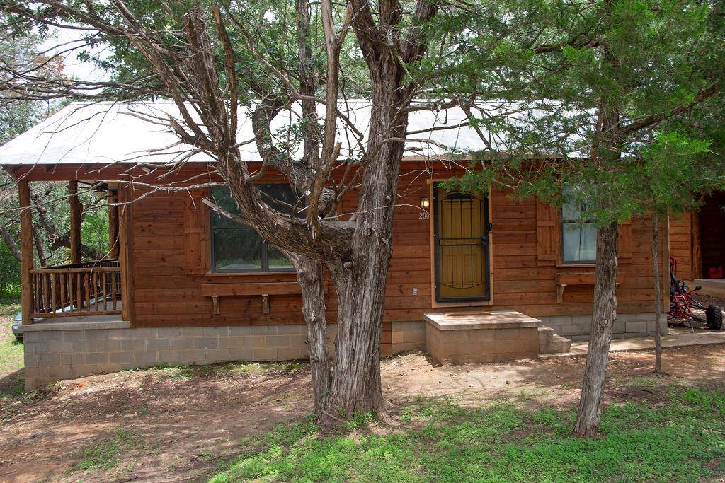 200 Arrowhead DR, Smithville, TX 78957