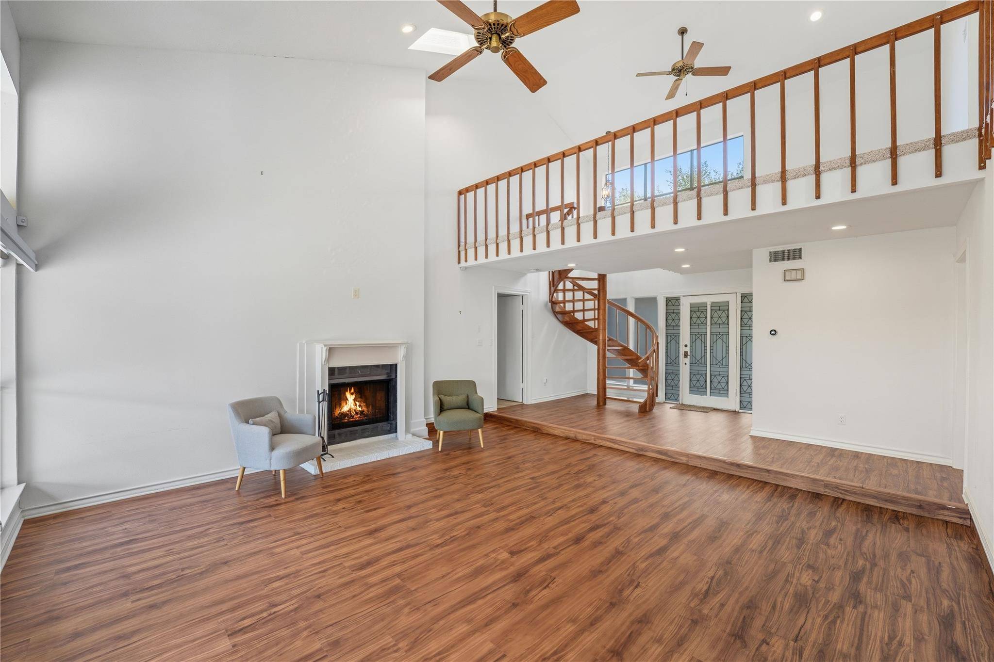 640 S College ST, La Grange, TX 78945