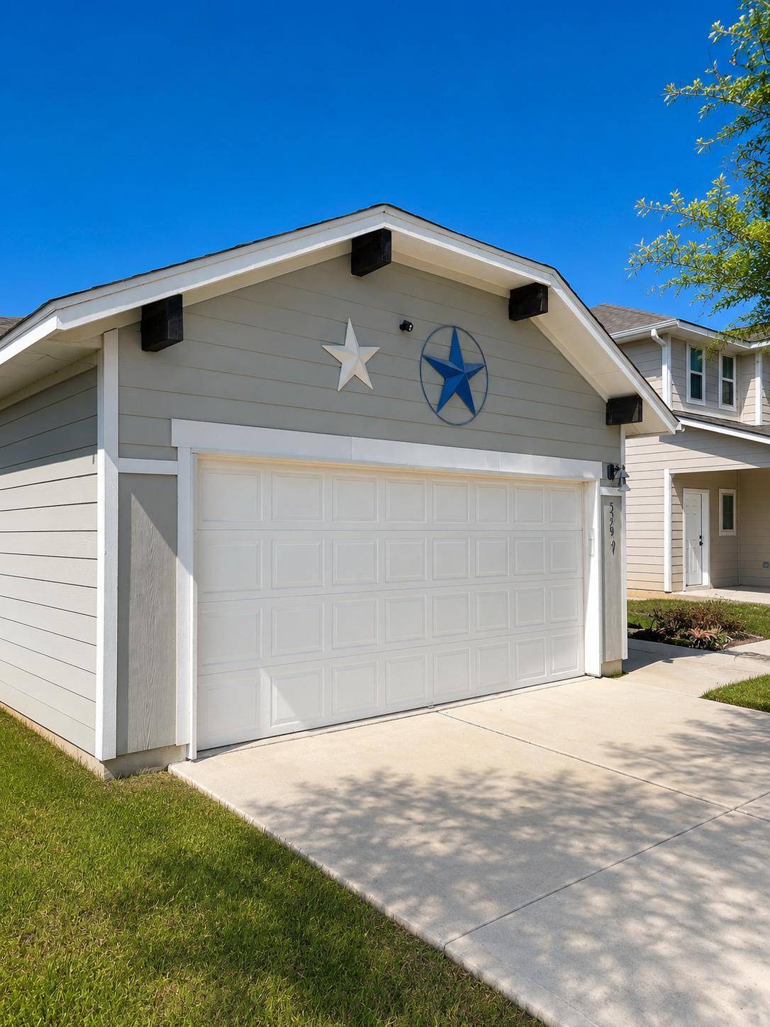587 Twisted Oaks LN, Buda, TX 78610