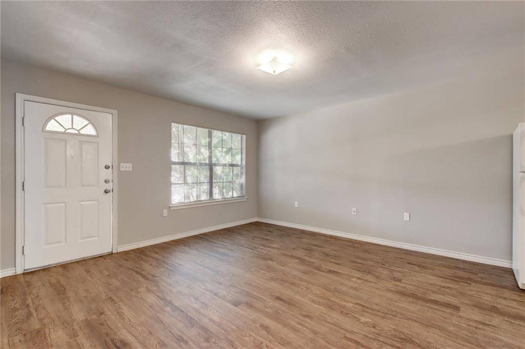 200 Hall DR #B, Elgin, TX 78621