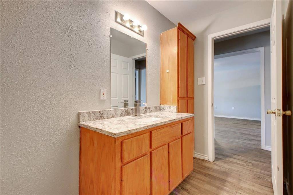 200 Hall DR #B, Elgin, TX 78621