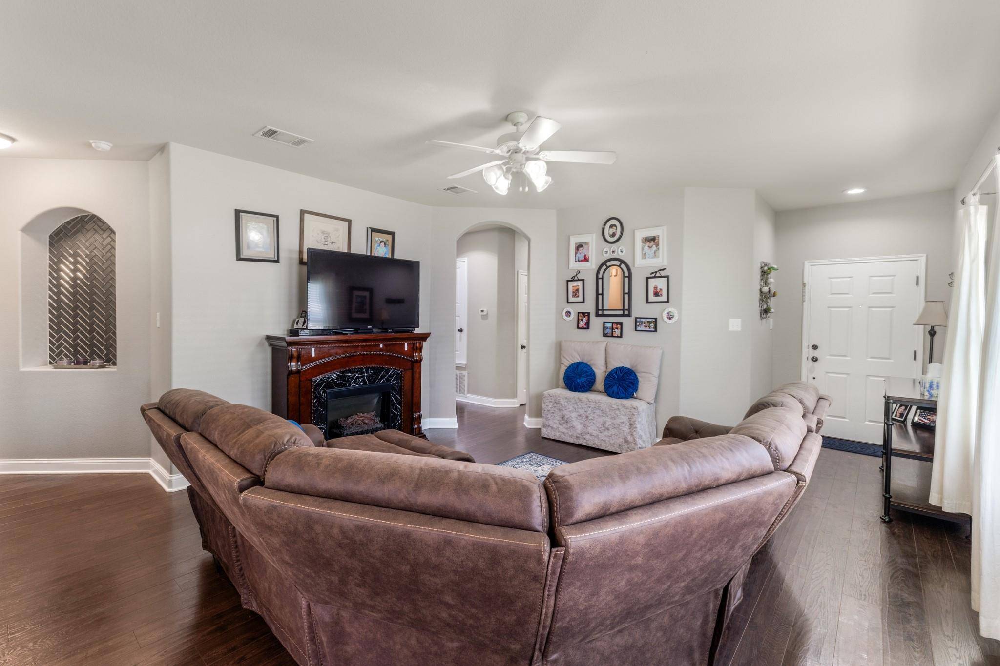 1015 Hondo LN, Hutto, TX 78634