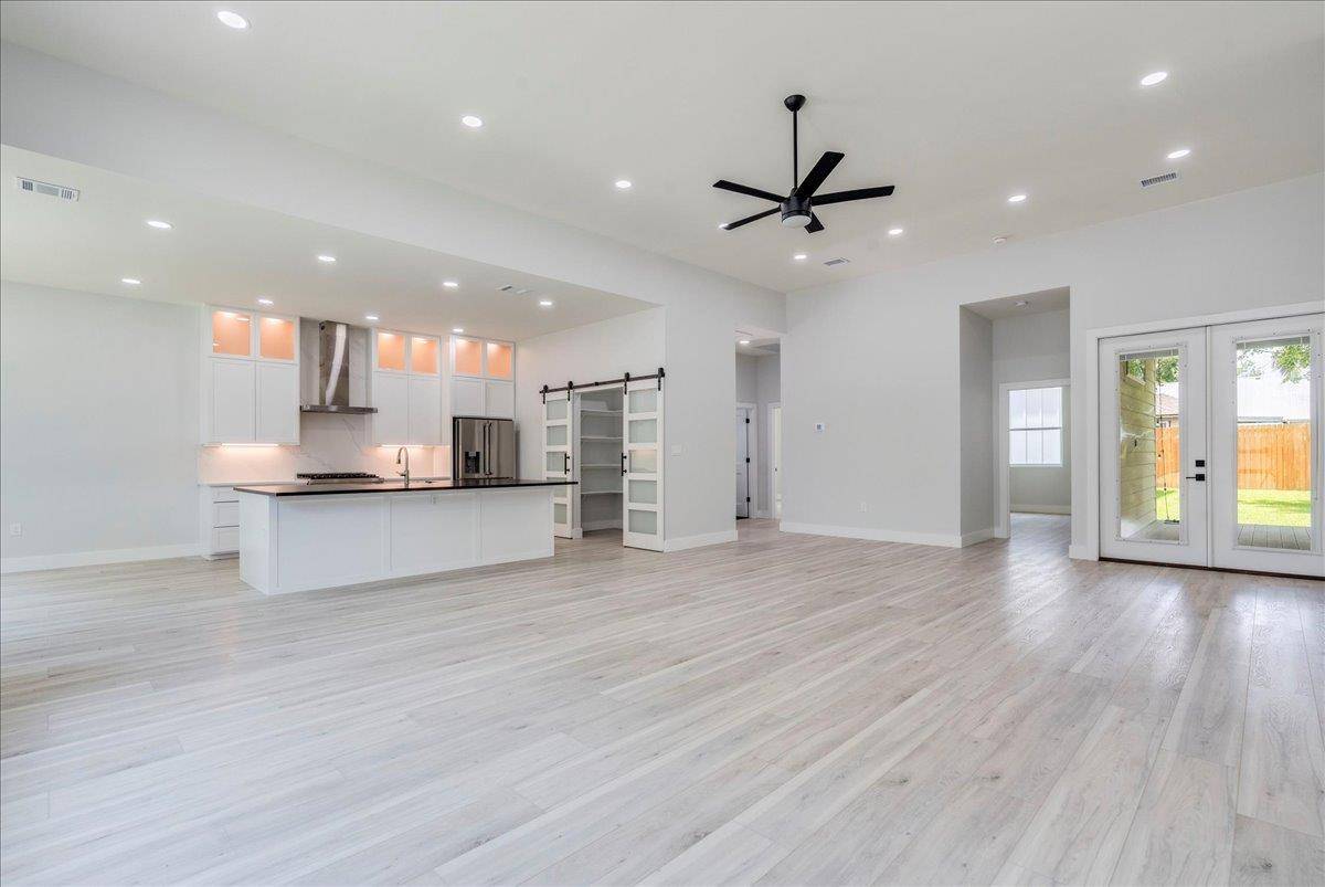 1215 Howard ST, Taylor, TX 76574