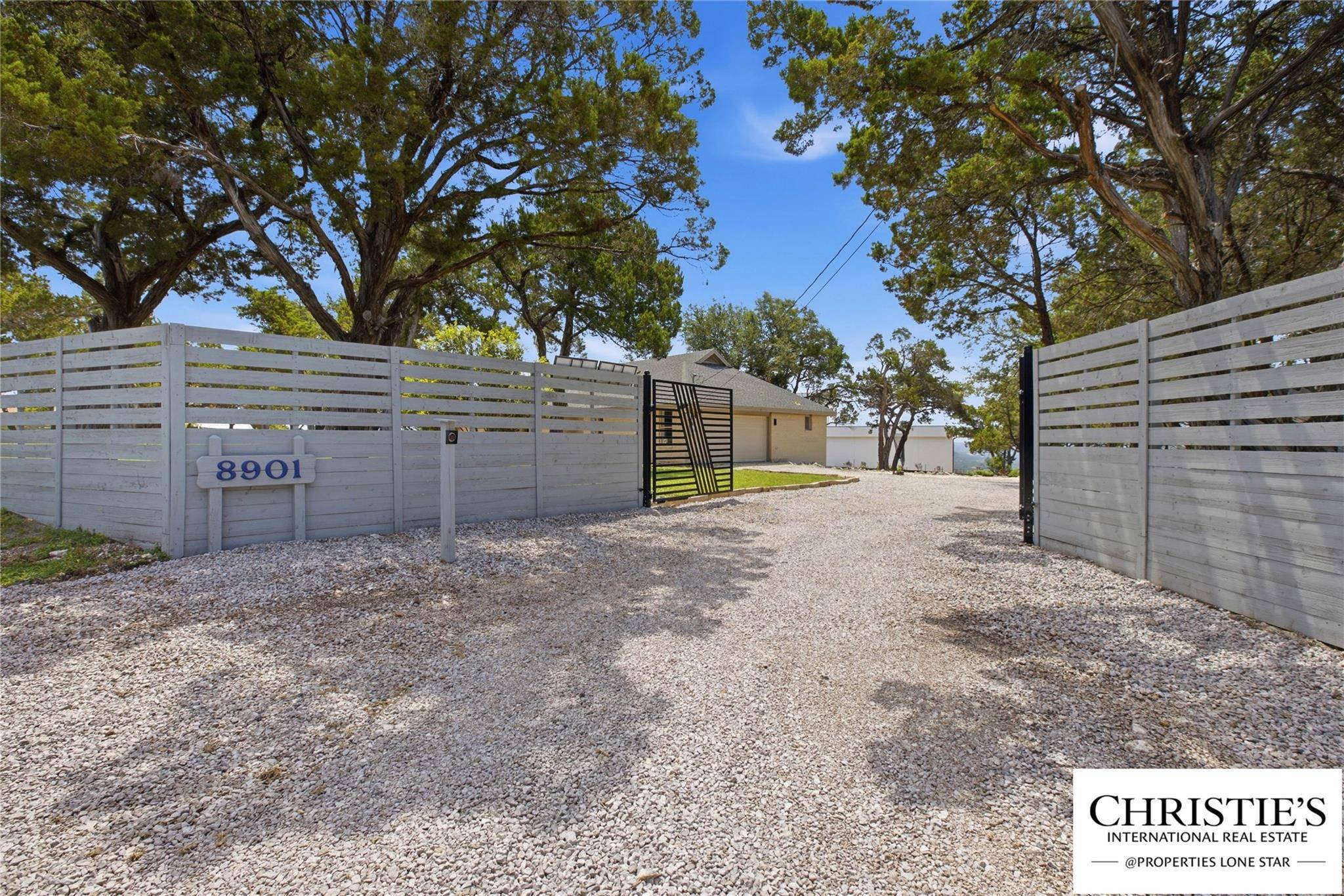 8901 Grandview DR, Jonestown, TX 78645