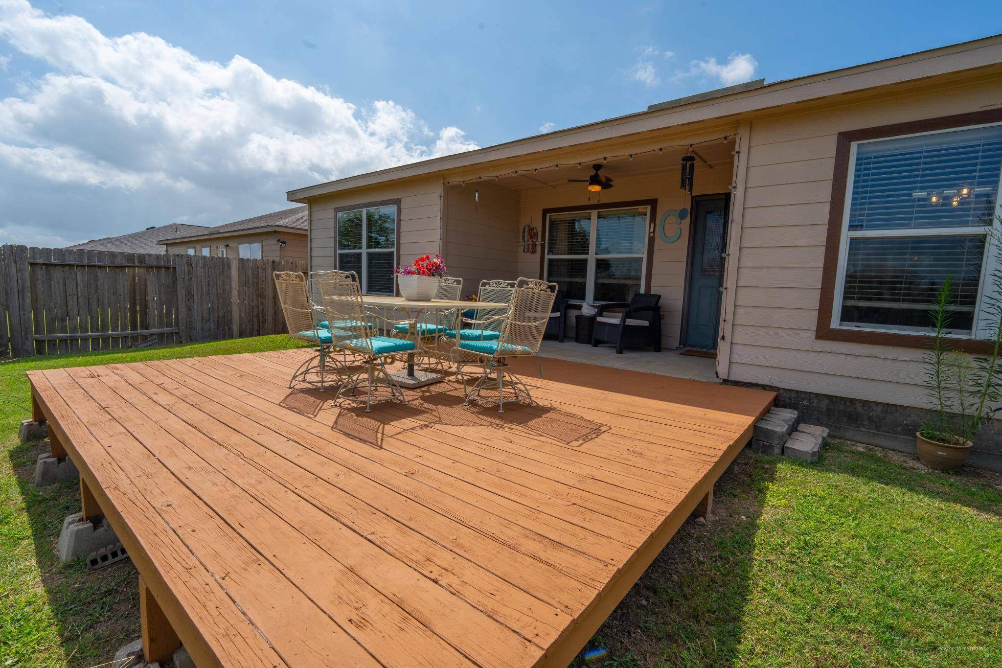 101 Hawkins LN, Jarrell, TX 76537