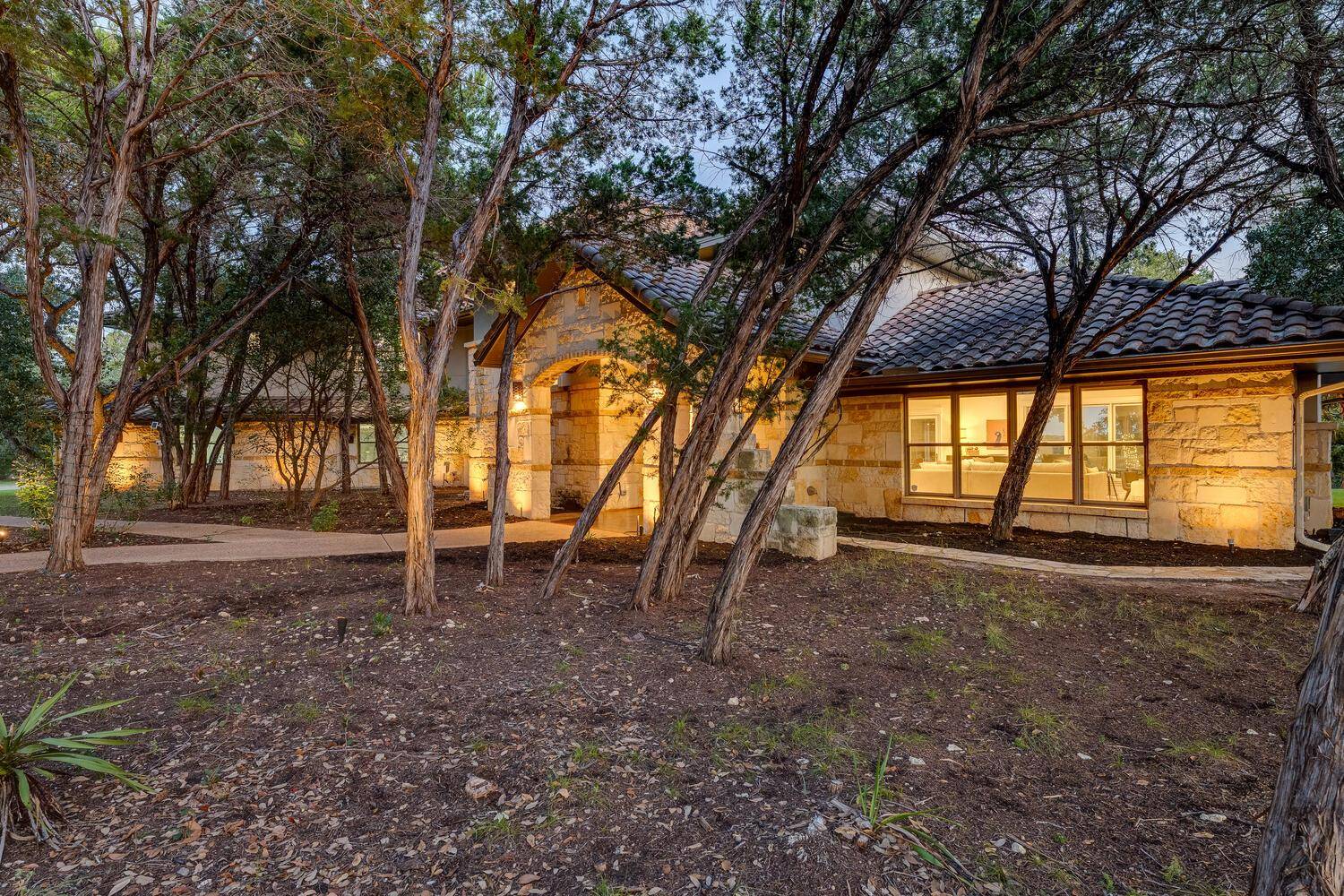 813 Moonlight Bay DR, Spicewood, TX 78669