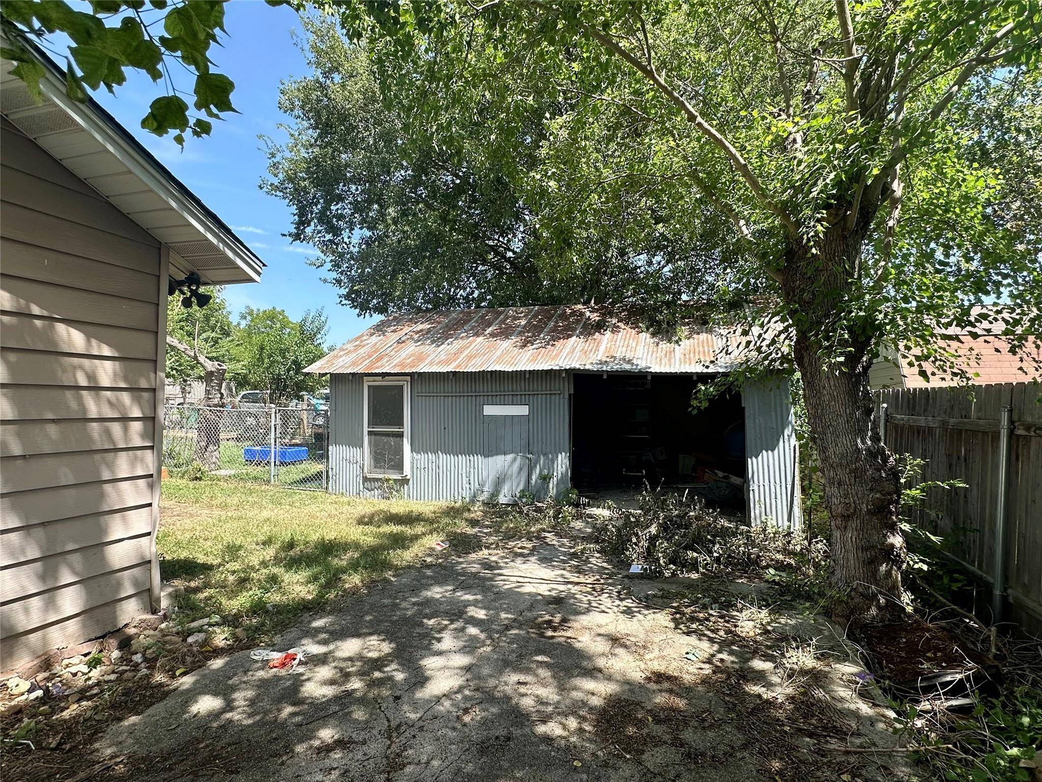 209 Old Thorndale RD, Taylor, TX 76574