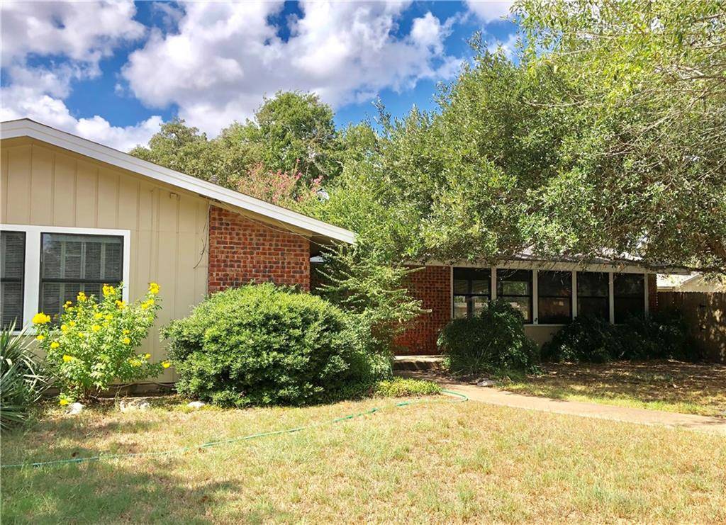 445 S Johnson Ave, Giddings, TX 78942