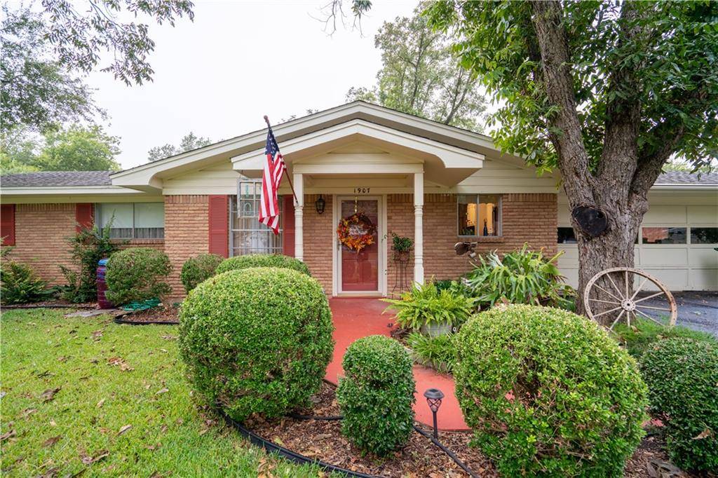 1907 Lathan LN, Taylor, TX 76574