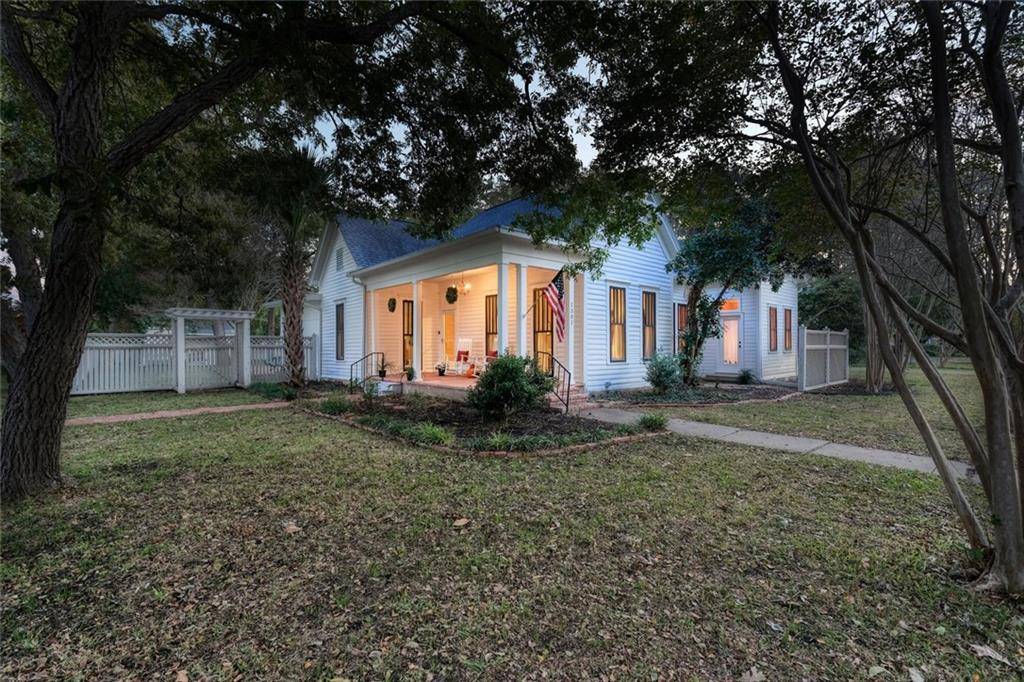 1301 W Lake DR, Taylor, TX 76574