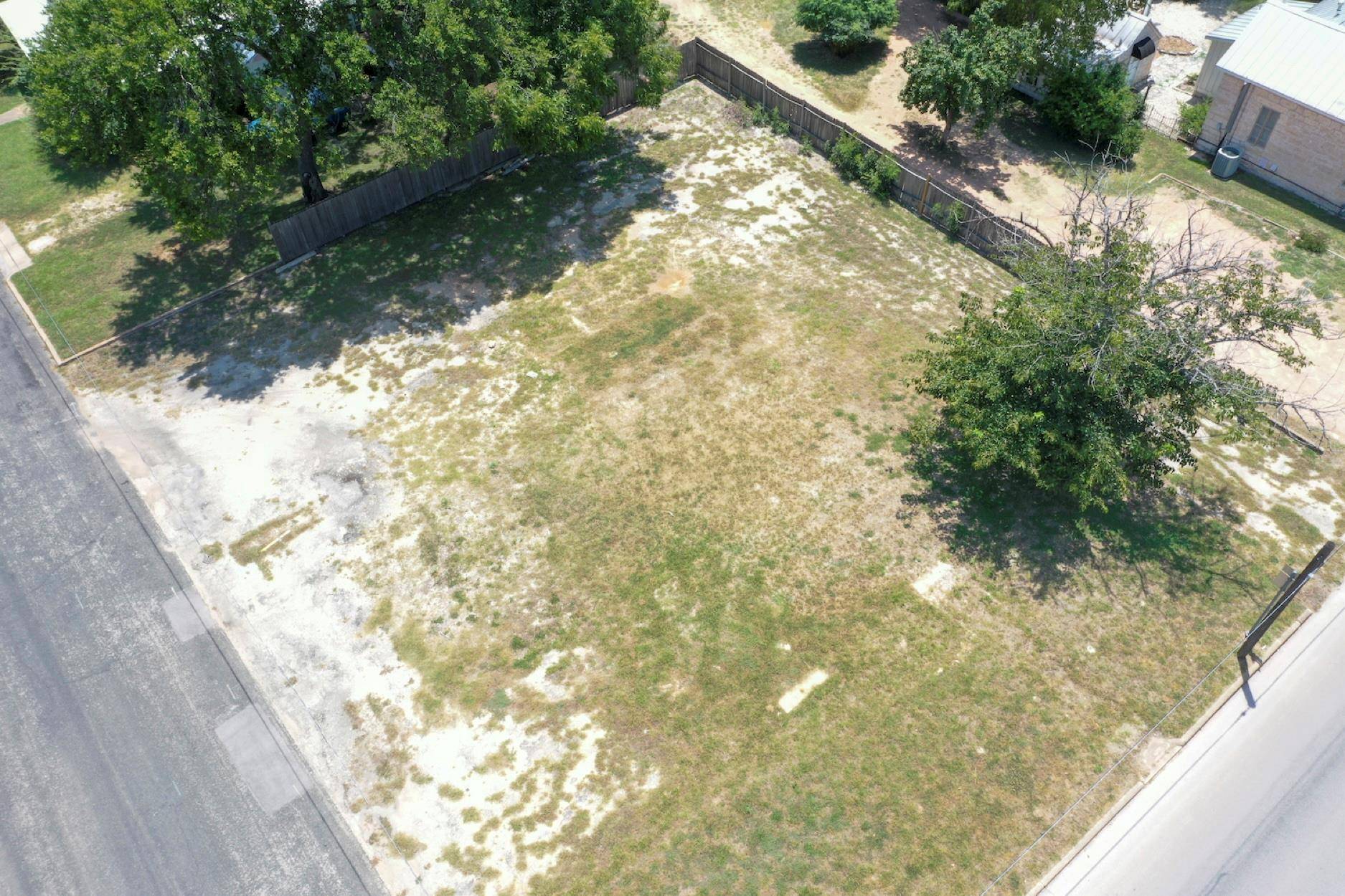611 N Llano ST, Fredericksburg, TX 78624