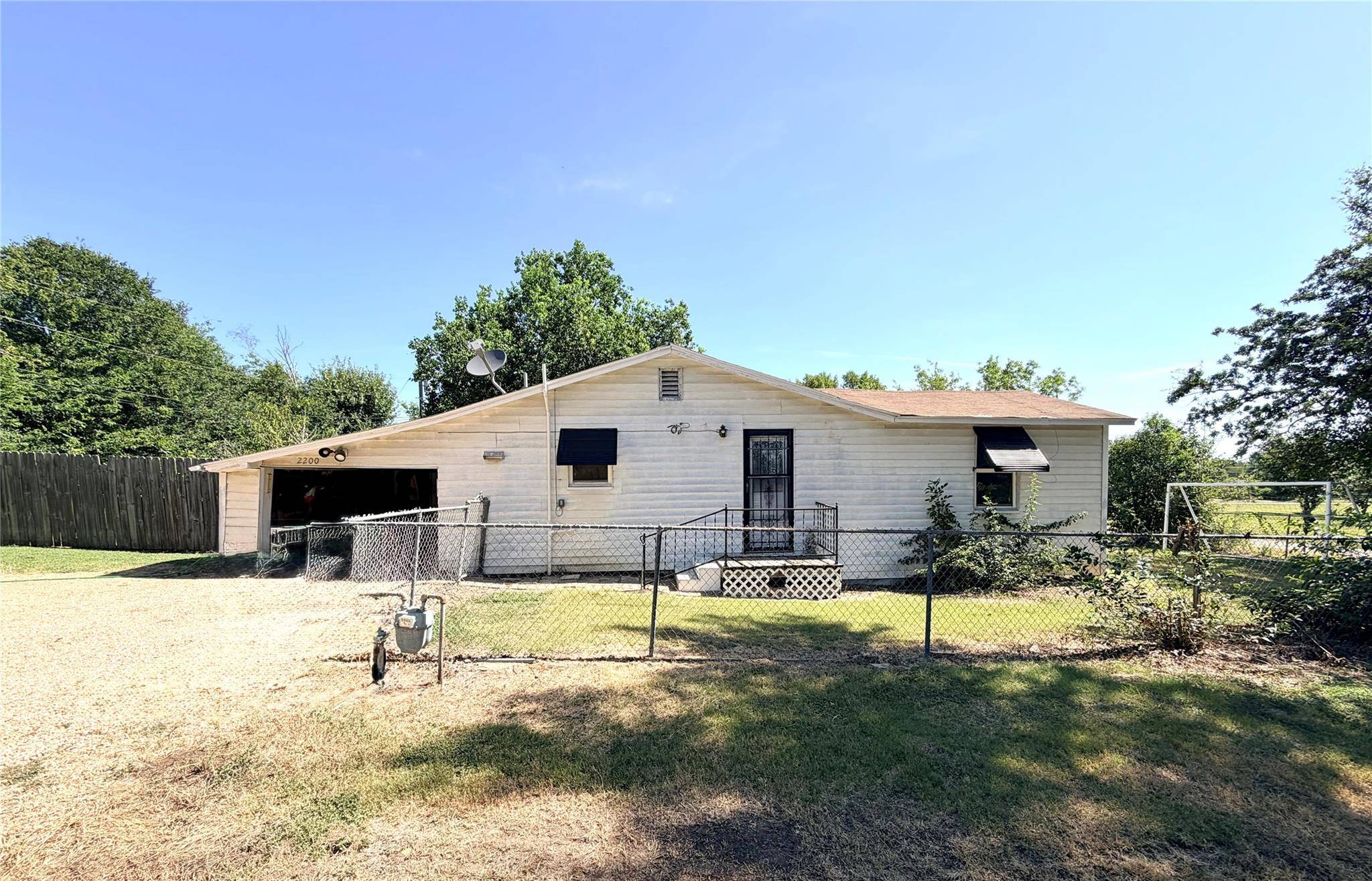 2200 W Gillis Ave, Cameron, TX 76520