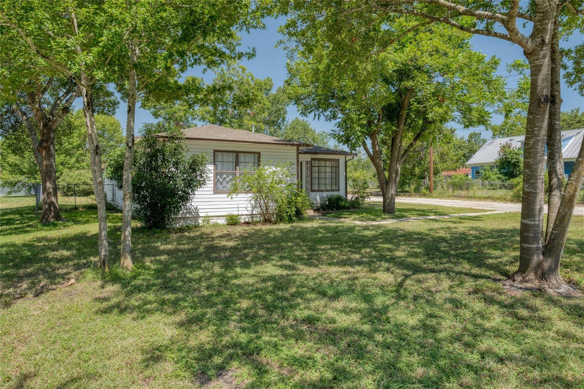511 Sloan ST, Taylor, TX 76574