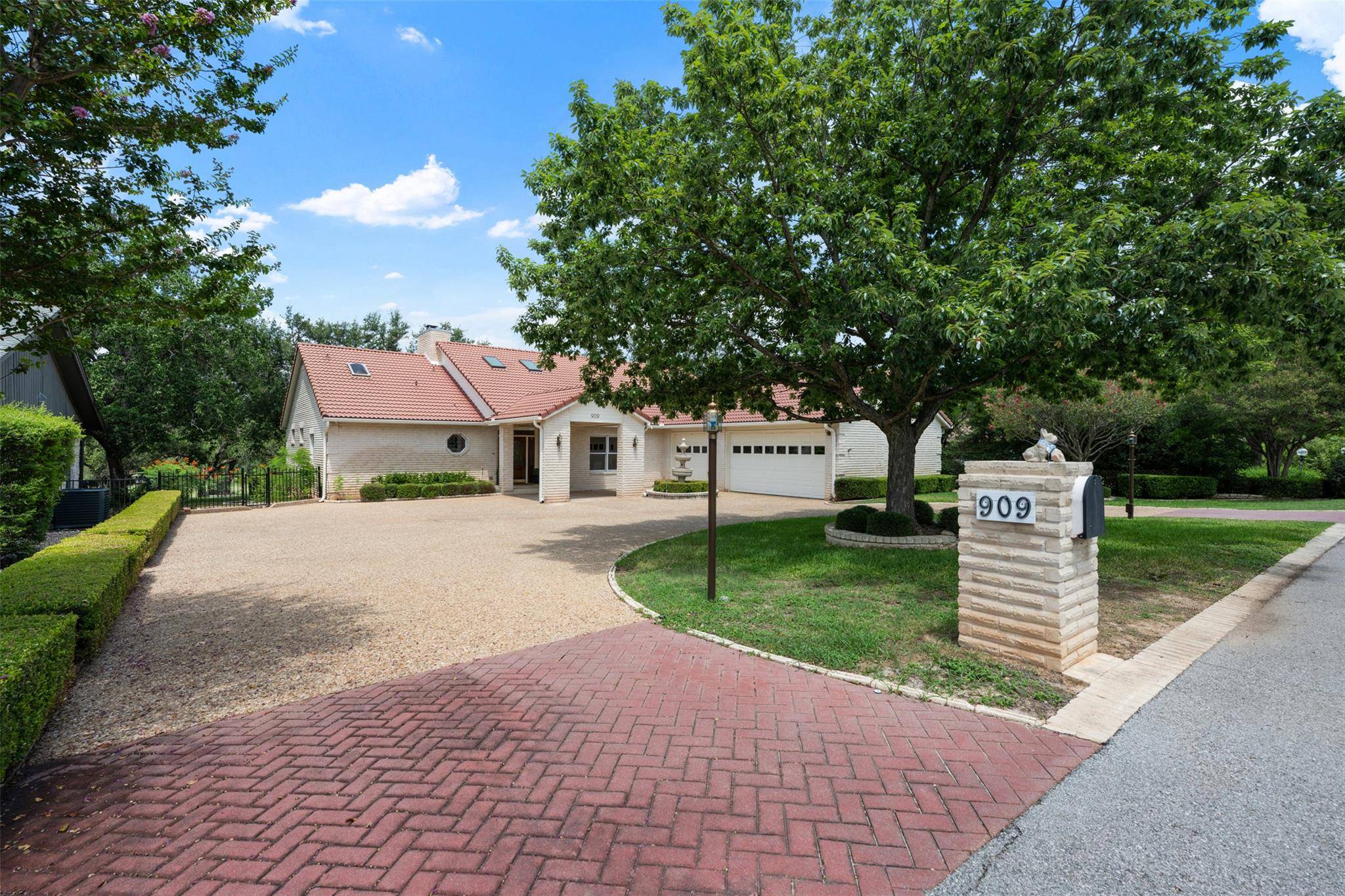 909 Porpoise ST, Austin, TX 78734