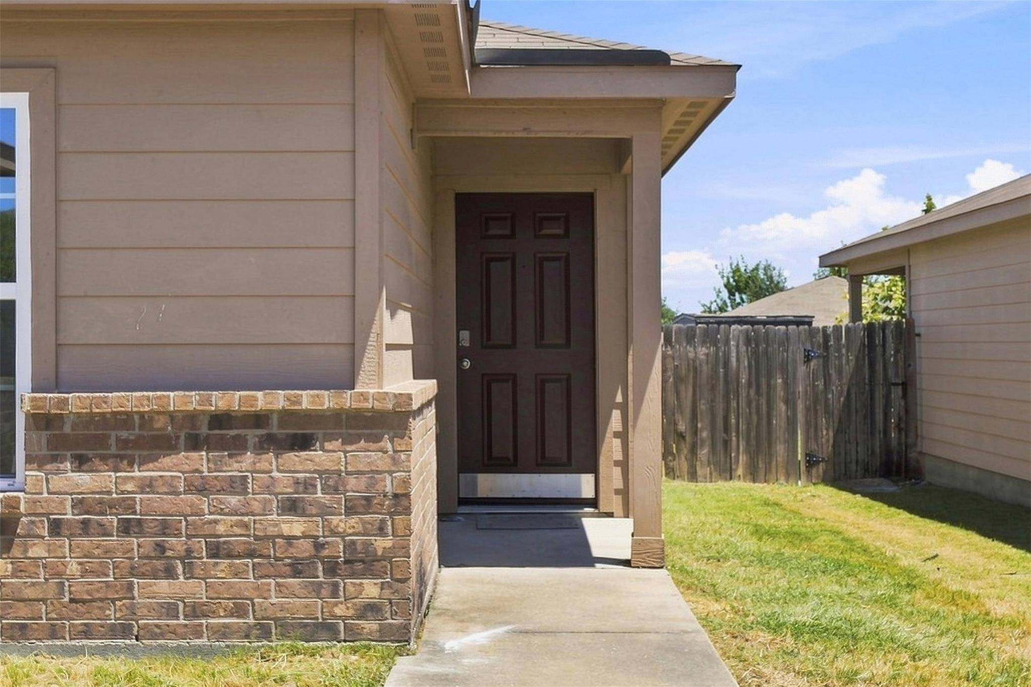360 Farmer LN, Jarrell, TX 76537