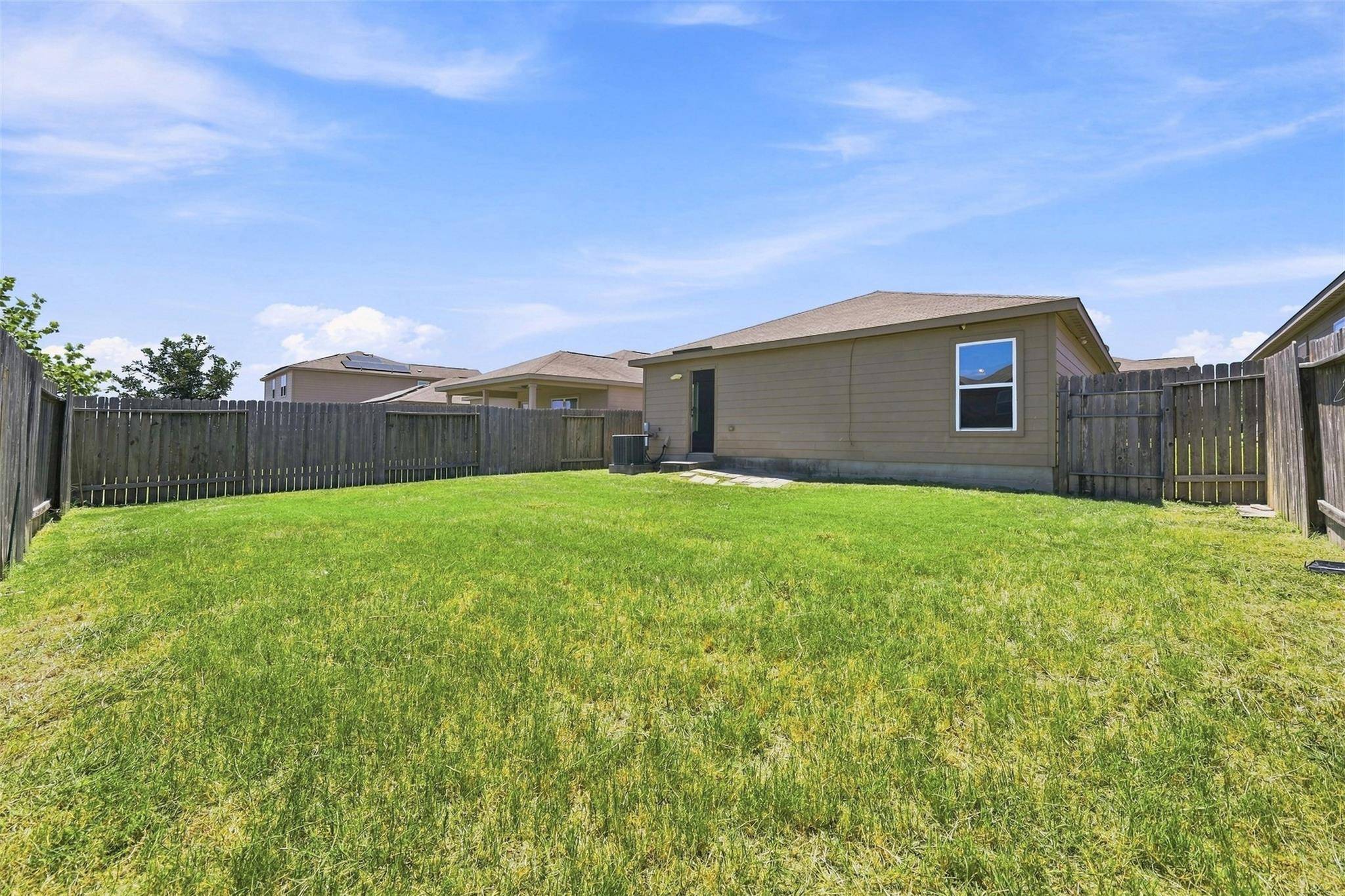360 Farmer LN, Jarrell, TX 76537