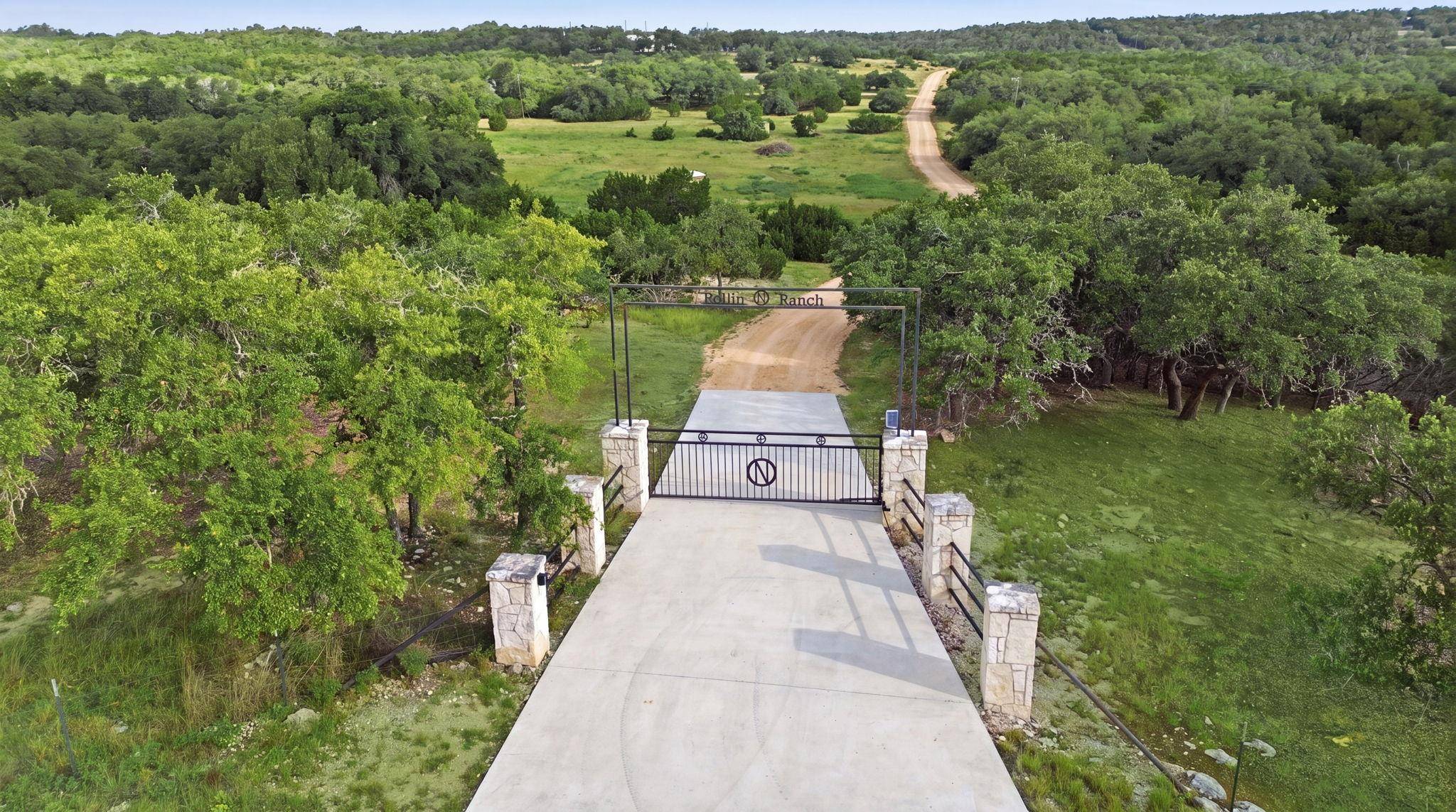 271 ROLLIN N RANCH RD RD, Blanco, TX 78606