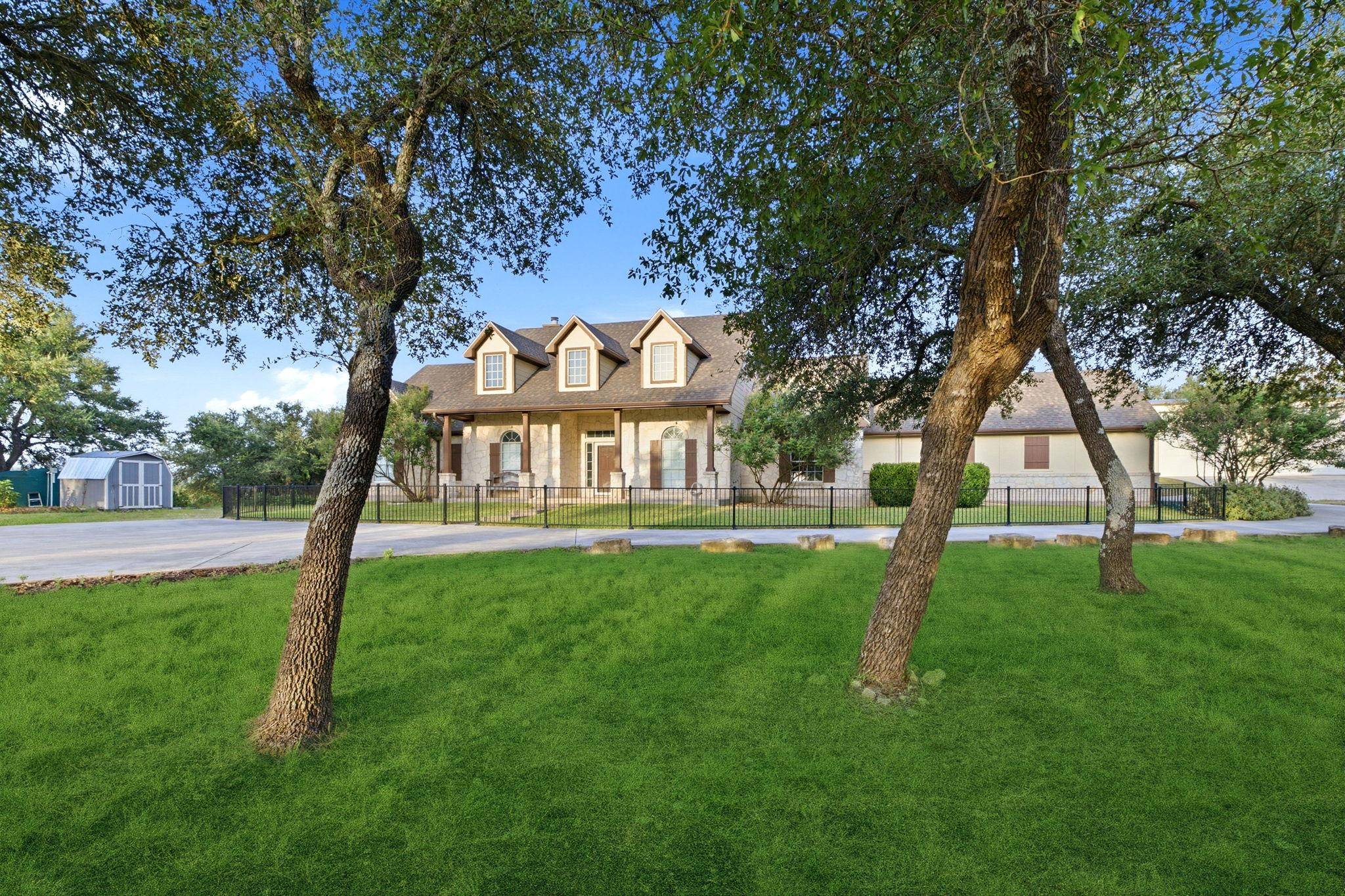 271 ROLLIN N RANCH RD RD, Blanco, TX 78606