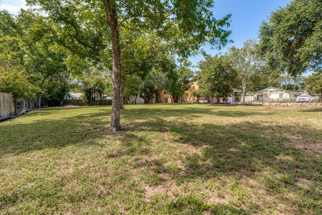 1412 W Hopkins ST, San Marcos, TX 78666
