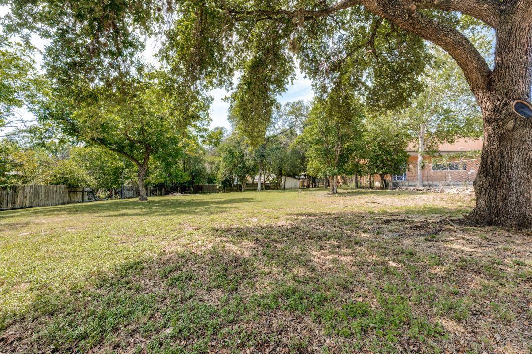 1412 W Hopkins ST, San Marcos, TX 78666