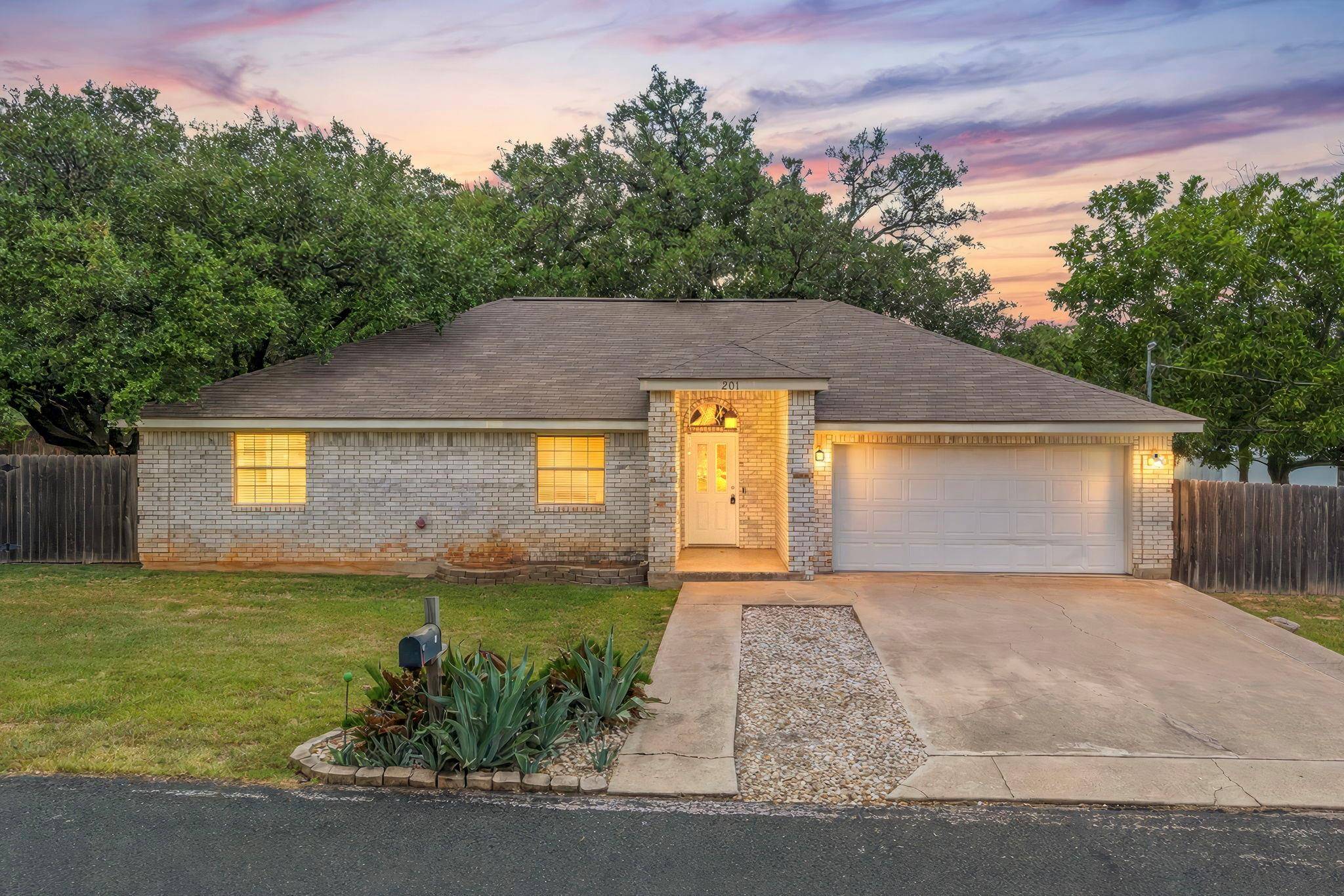 201 Pecan LN, Georgetown, TX 78628