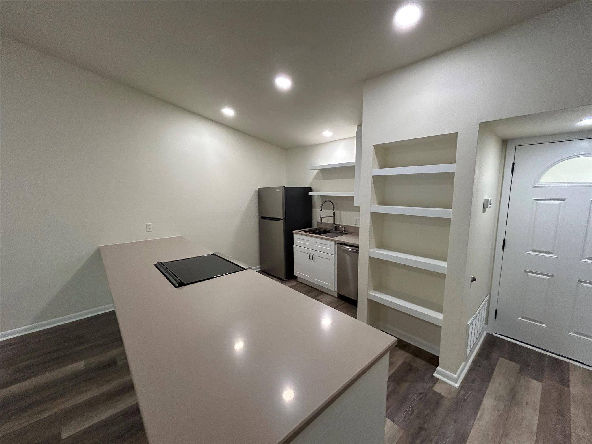 100 Bay Point DR #8, Horseshoe Bay, TX 78657