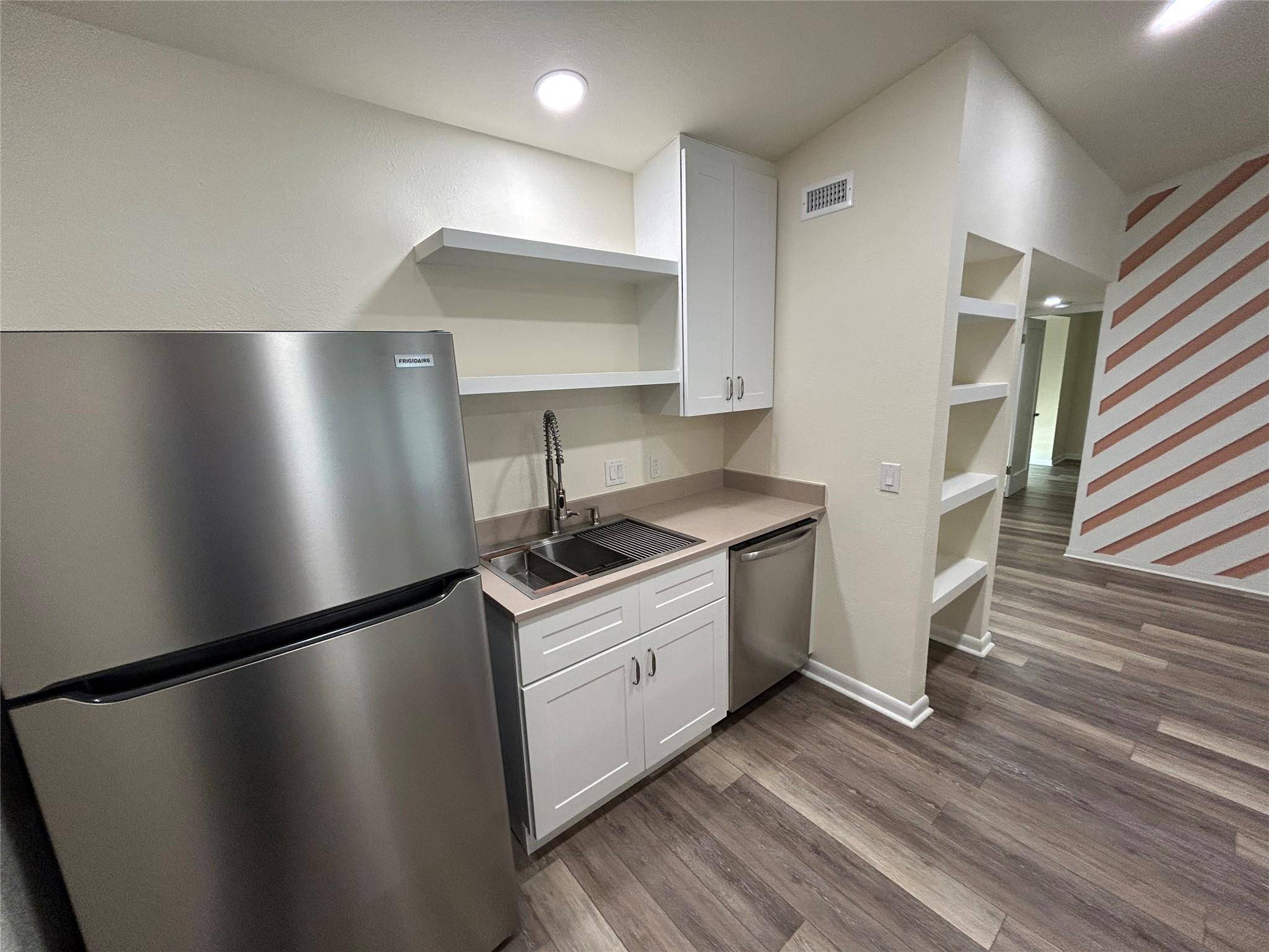 100 Bay Point DR #8, Horseshoe Bay, TX 78657