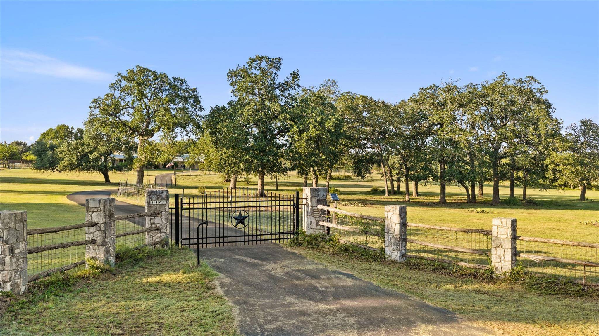 2501 LONE MAN MOUNTAIN RD, Wimberley, TX 78676