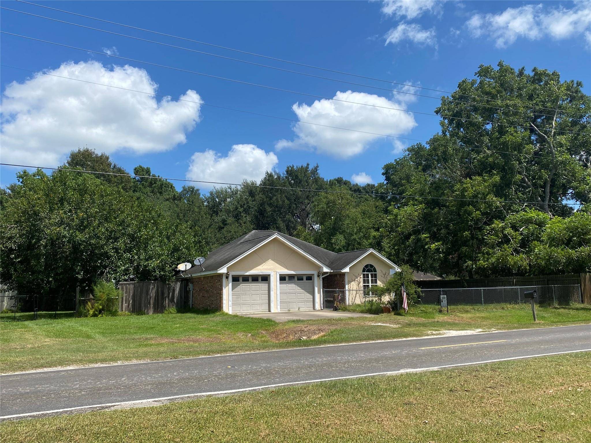920 W Buccaneer DR W, Anahuac, TX 77665