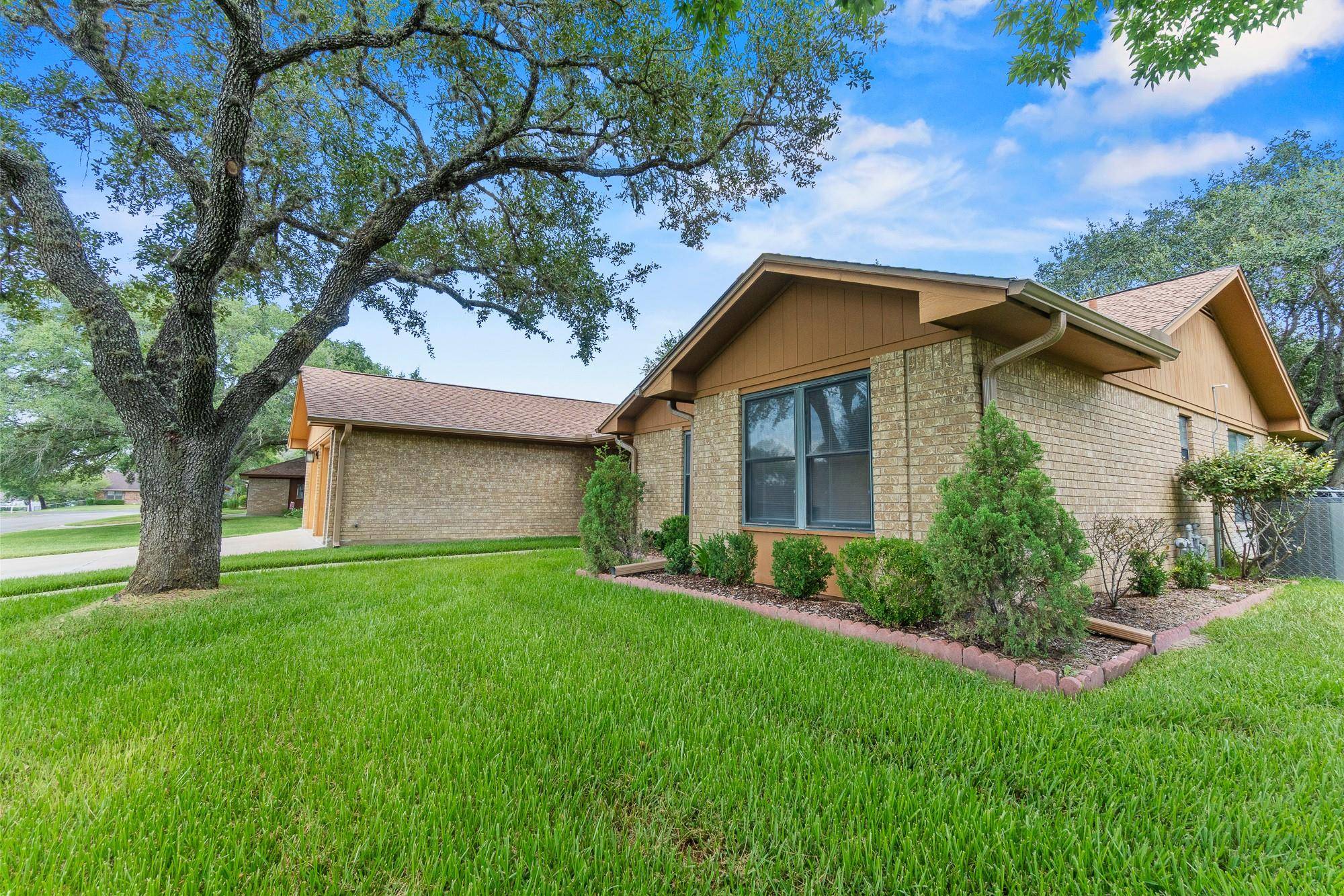 108 Meadow Creek DR, Schulenburg, TX 78956