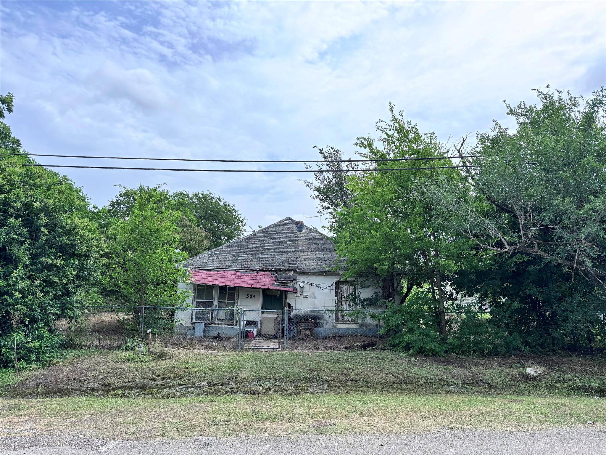 304 E Prairie Ave, Rogers, TX 76569