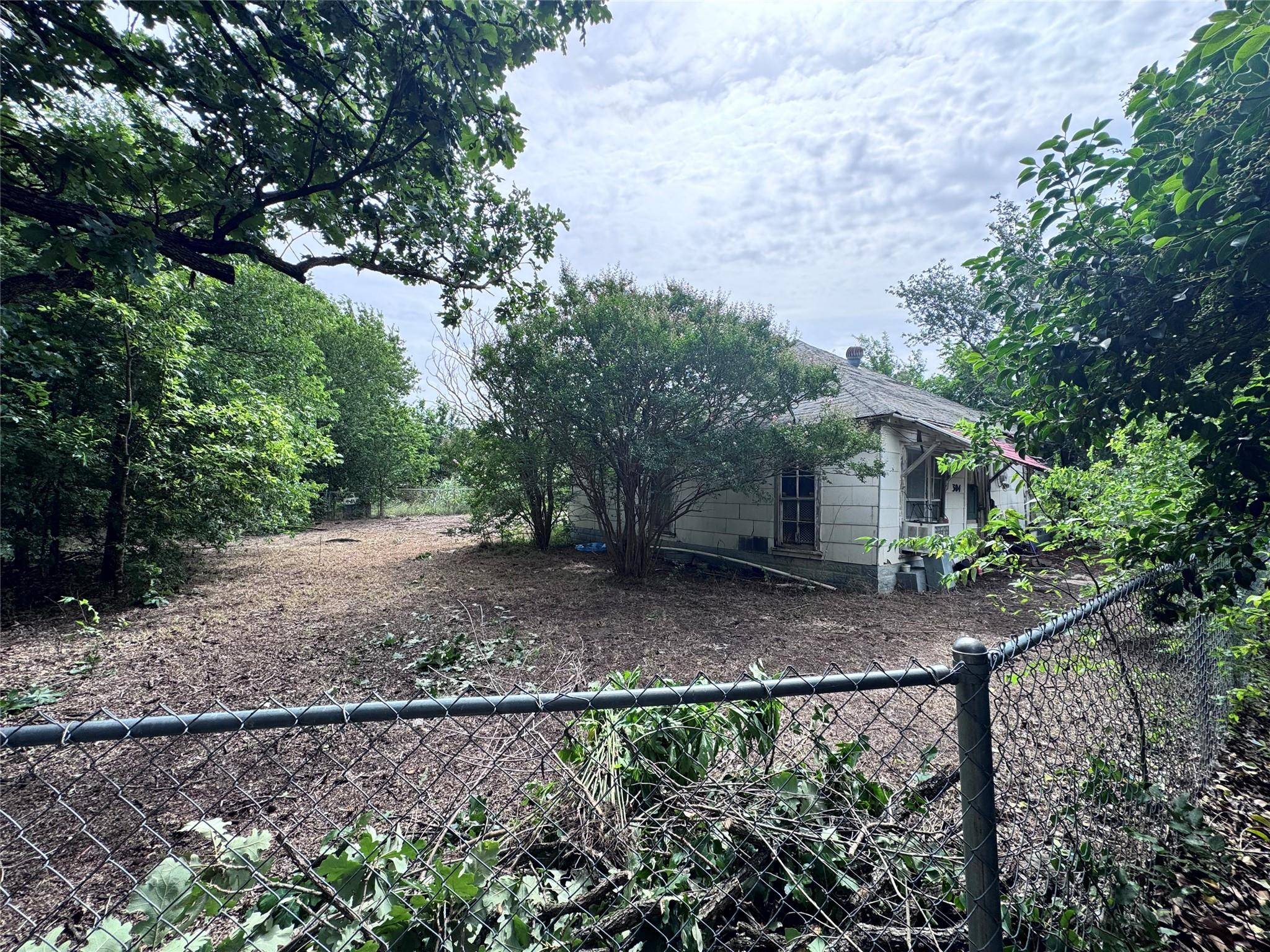 304 E Prairie Ave, Rogers, TX 76569