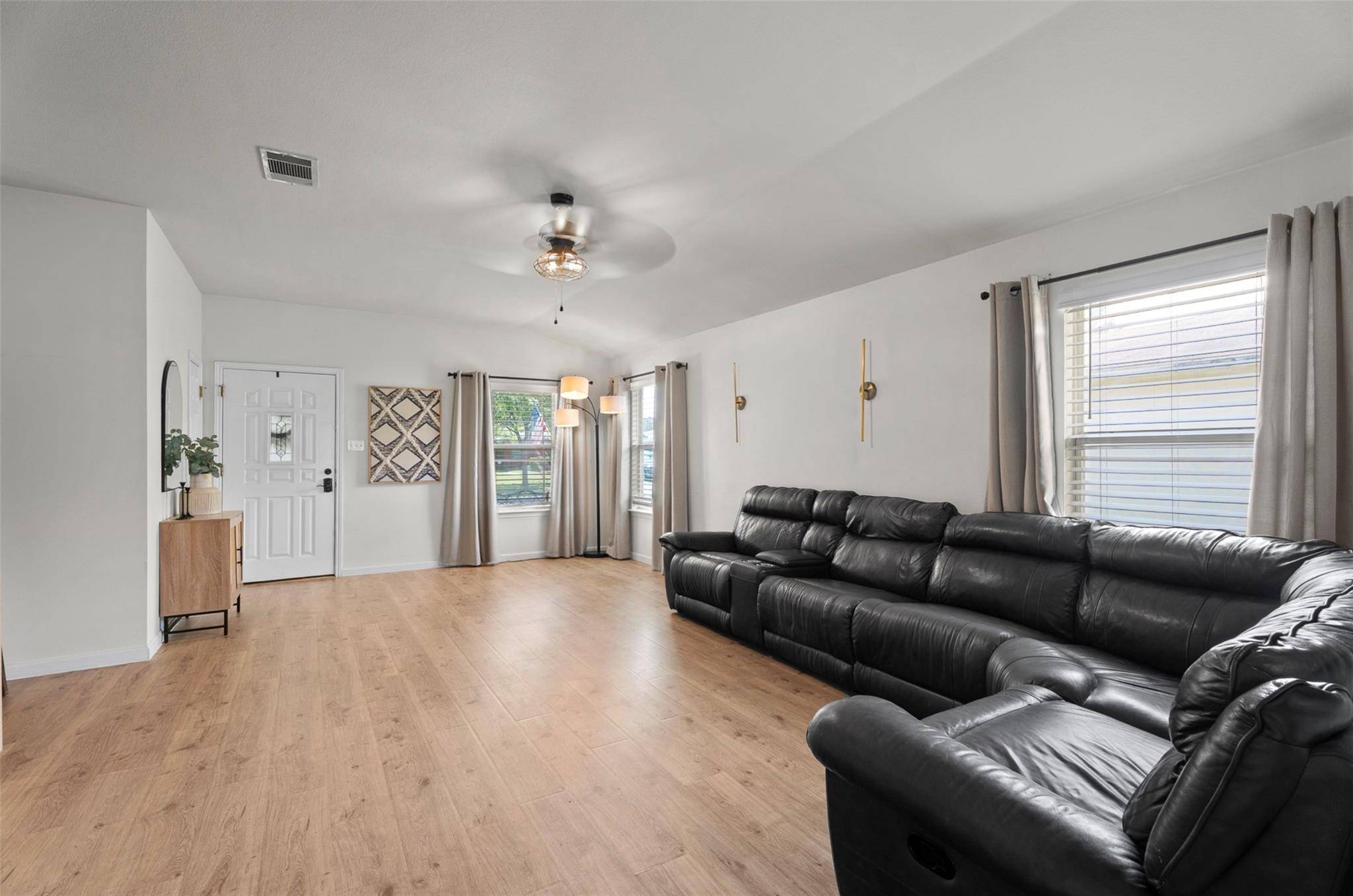214 Jennifer LN, Bastrop, TX 78602
