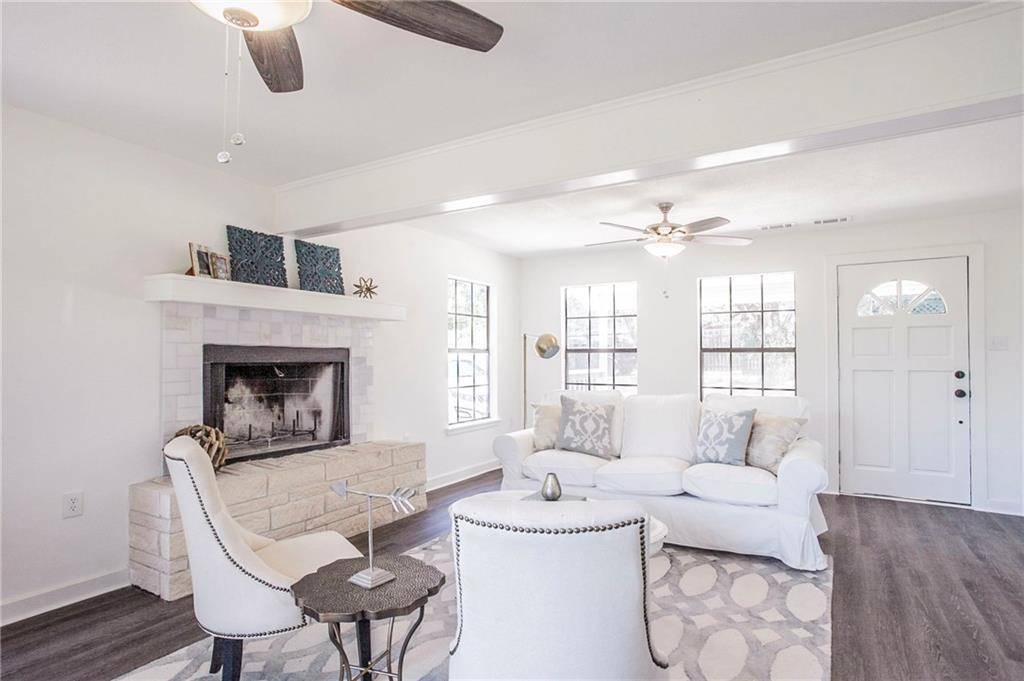 1100 Edgewater DR, Spicewood, TX 78669