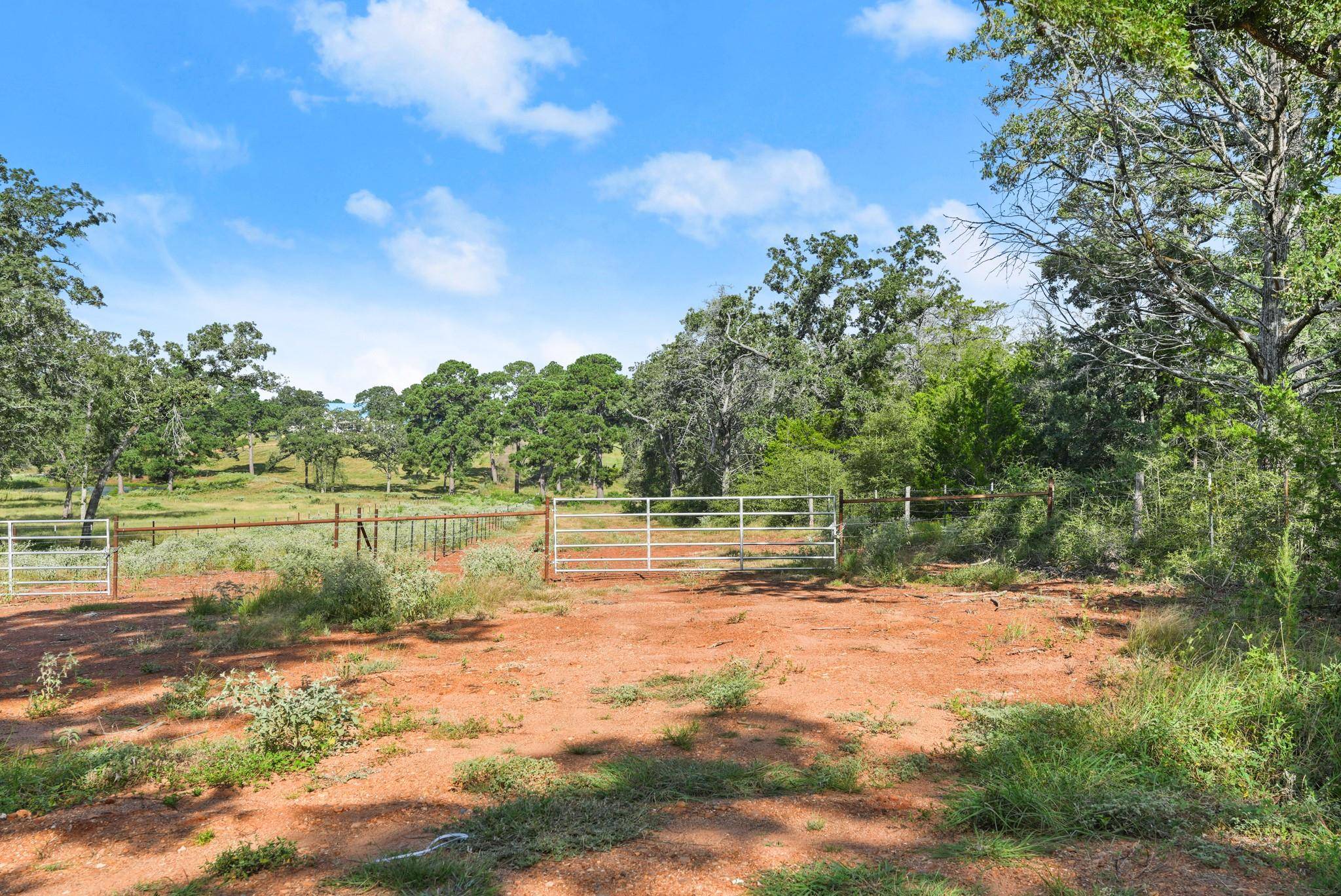 170 Split Oak RD, Smithville, TX 78957