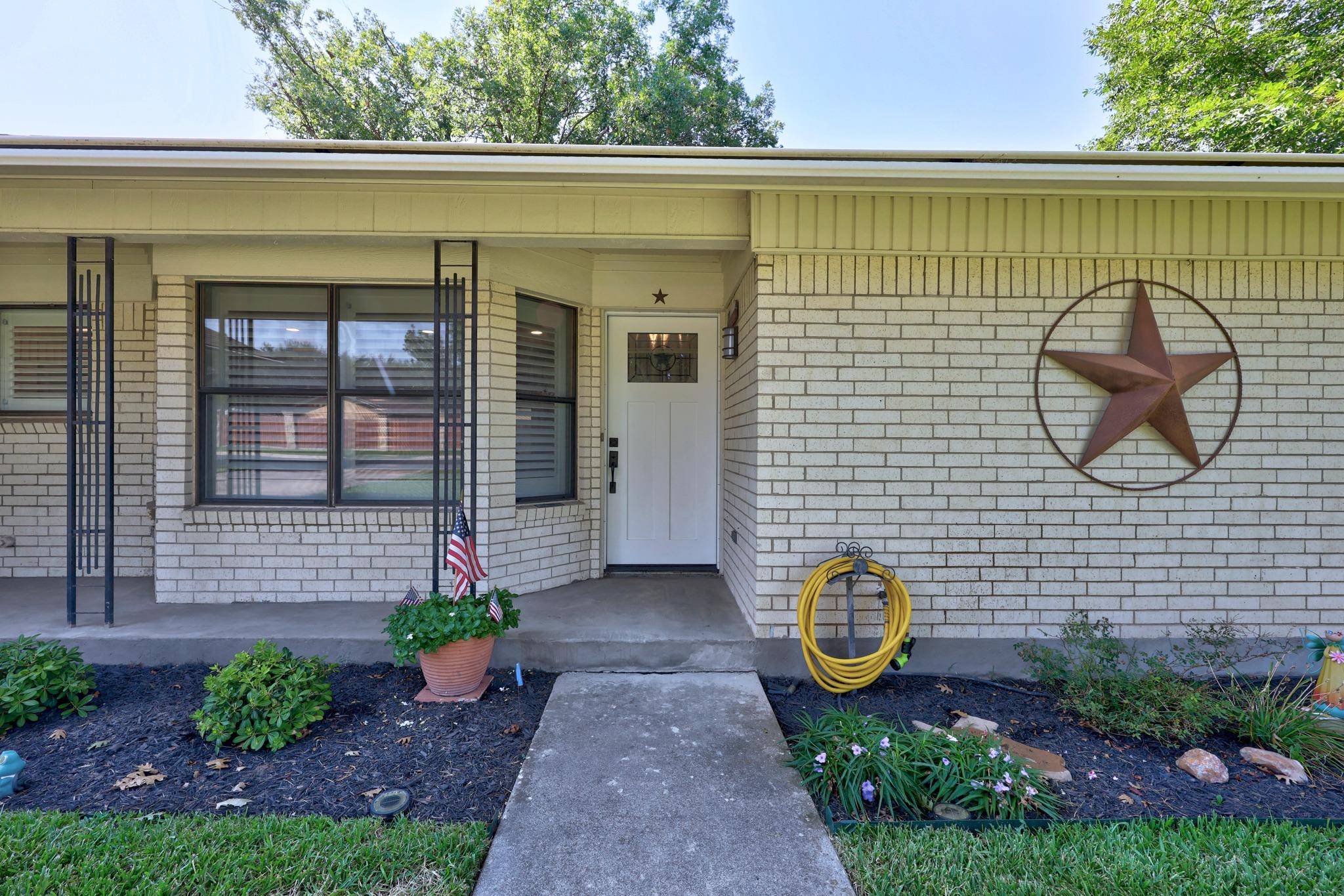 902 Dunman DR, Georgetown, TX 78628