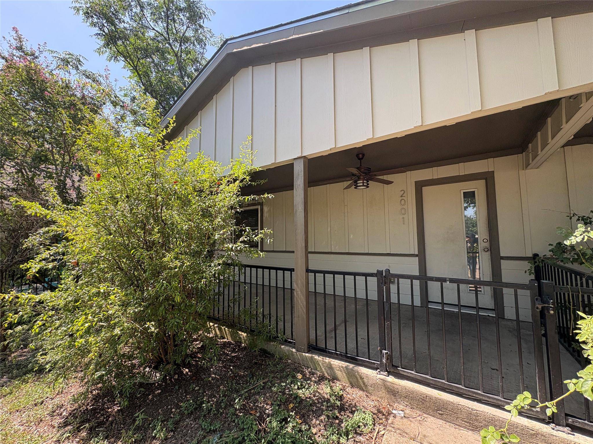 2001 E 10TH ST, Austin, TX 78702