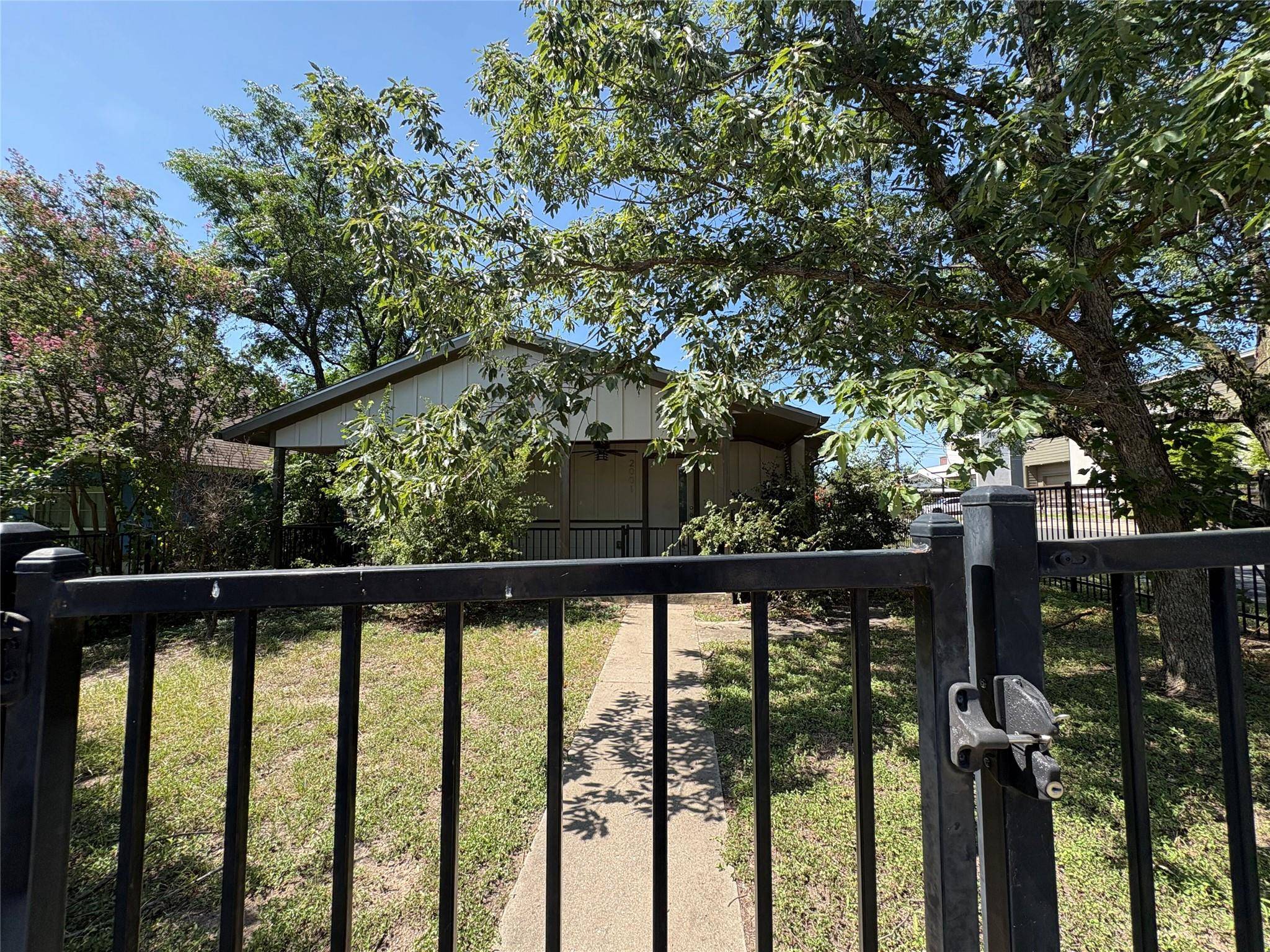 2001 E 10TH ST, Austin, TX 78702