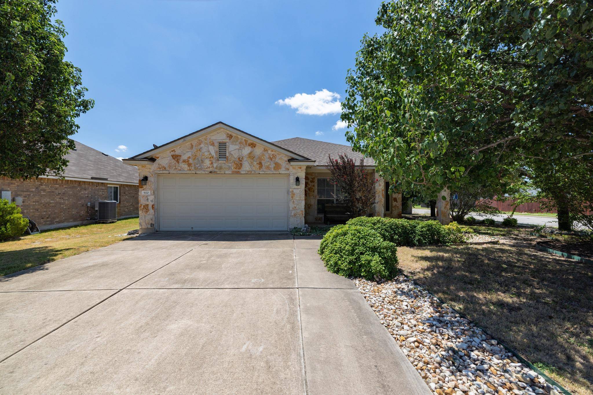 920 Flanagan DR, Leander, TX 78641